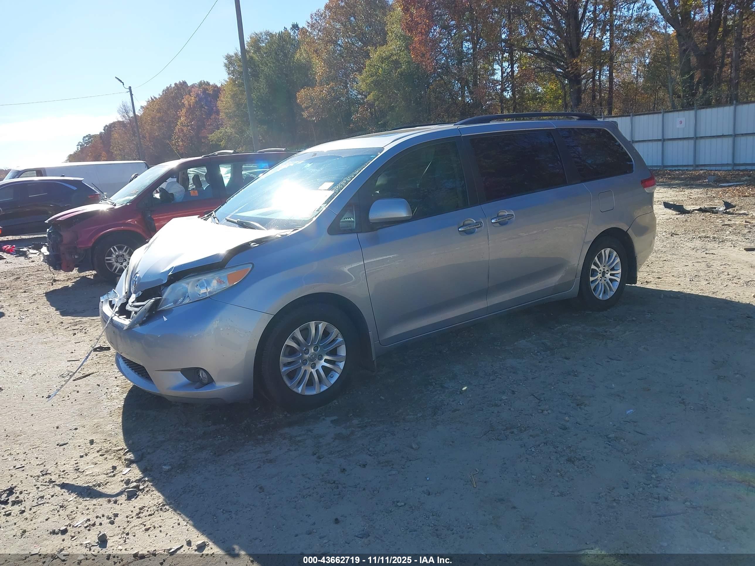 TOYOTA SIENNA image 2