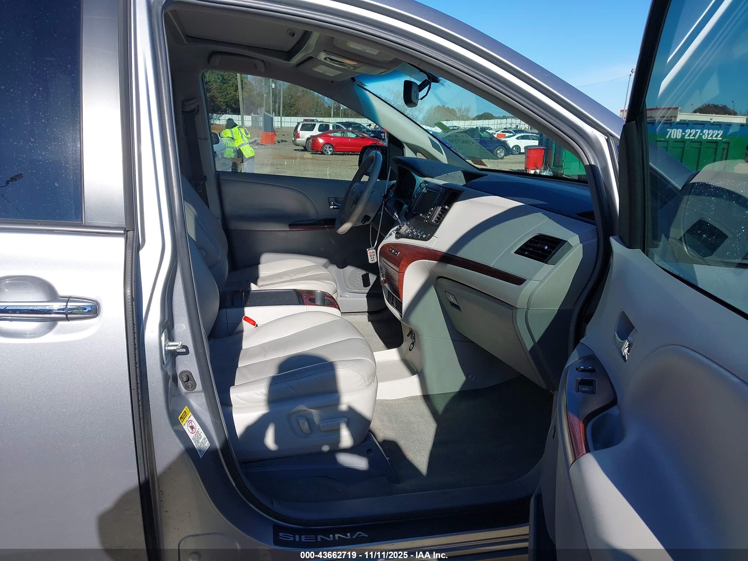 TOYOTA SIENNA image 5