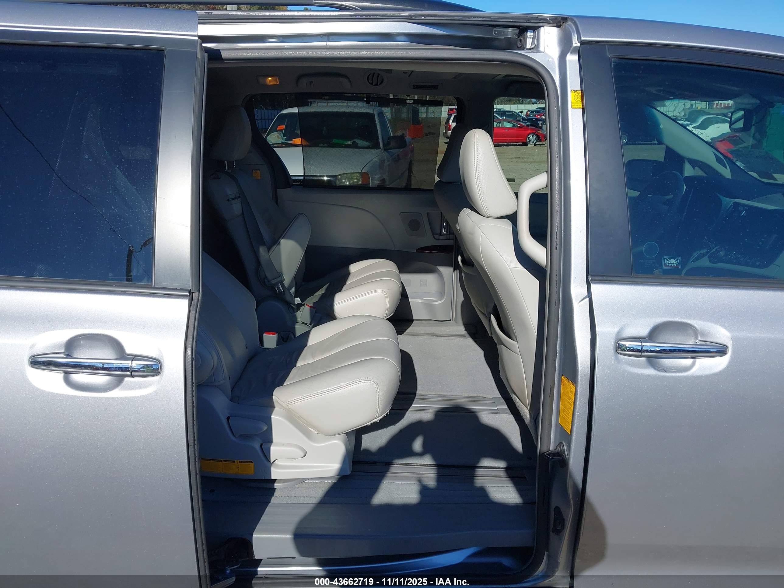 TOYOTA SIENNA image 8