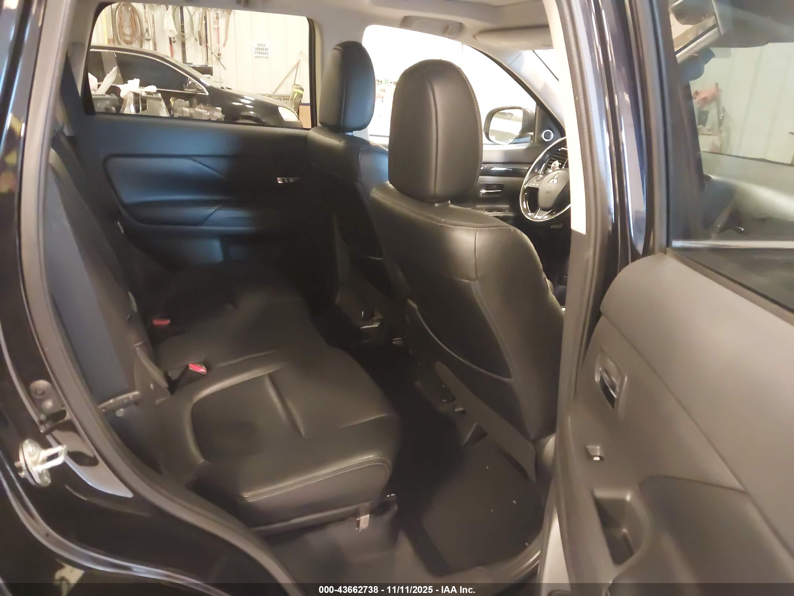 MITSUBISHI OUTLANDER image 8