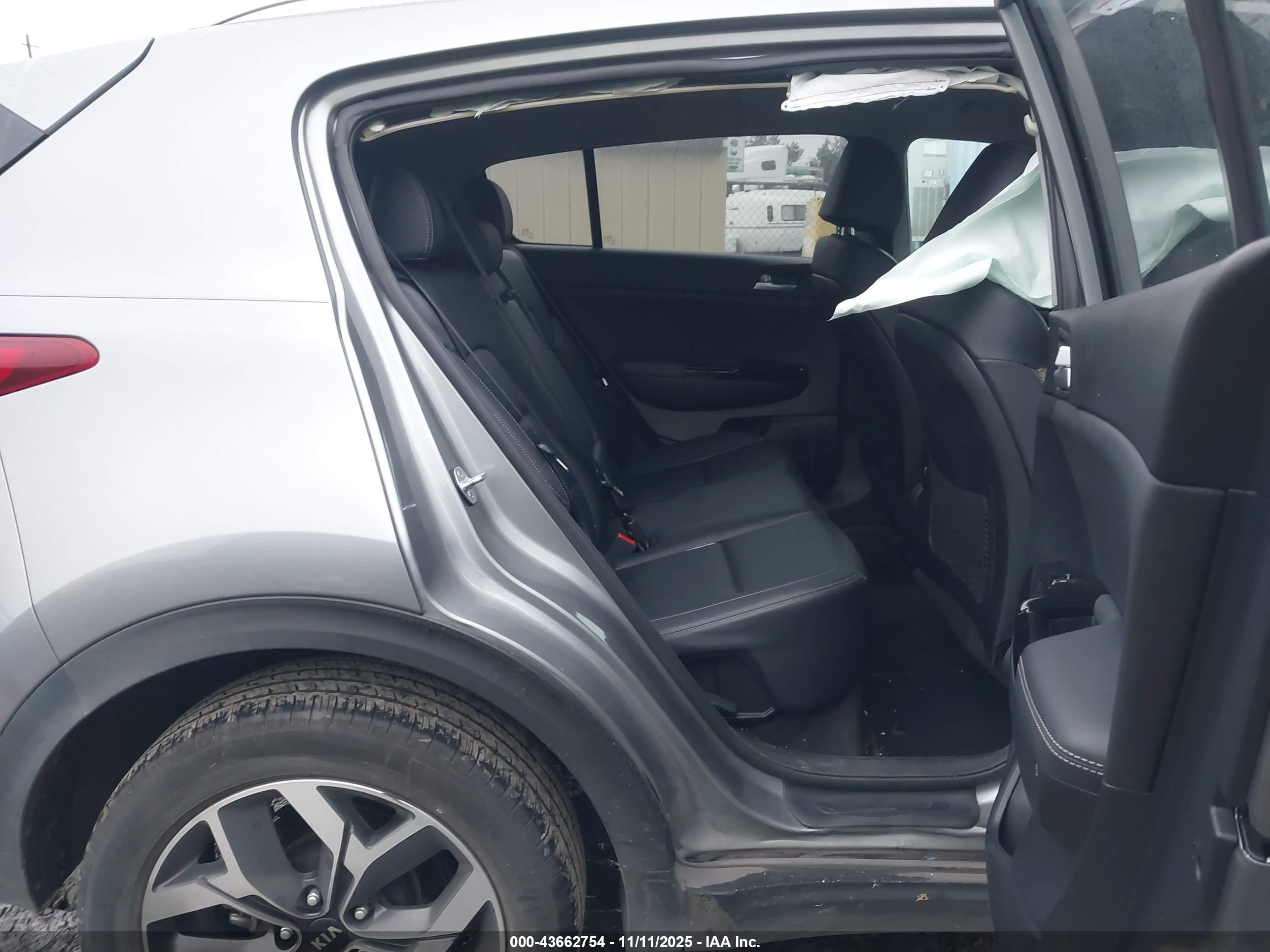 KIA SPORTAGE image 8