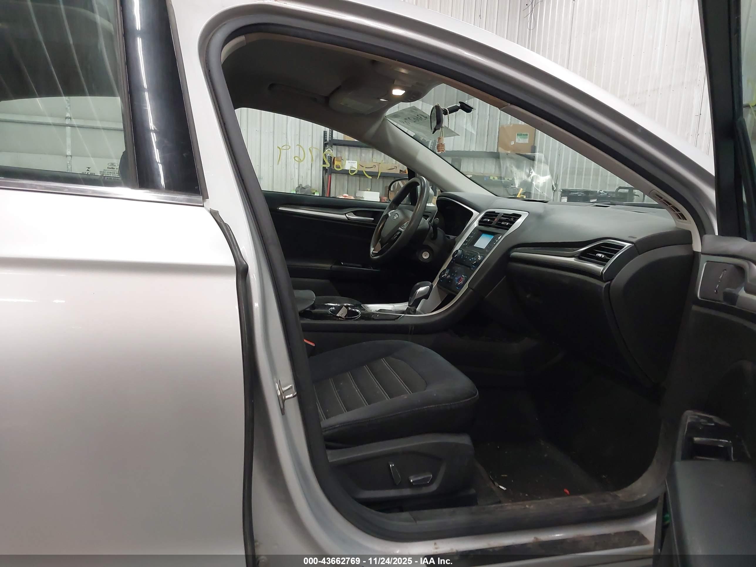 FORD FUSION image 5