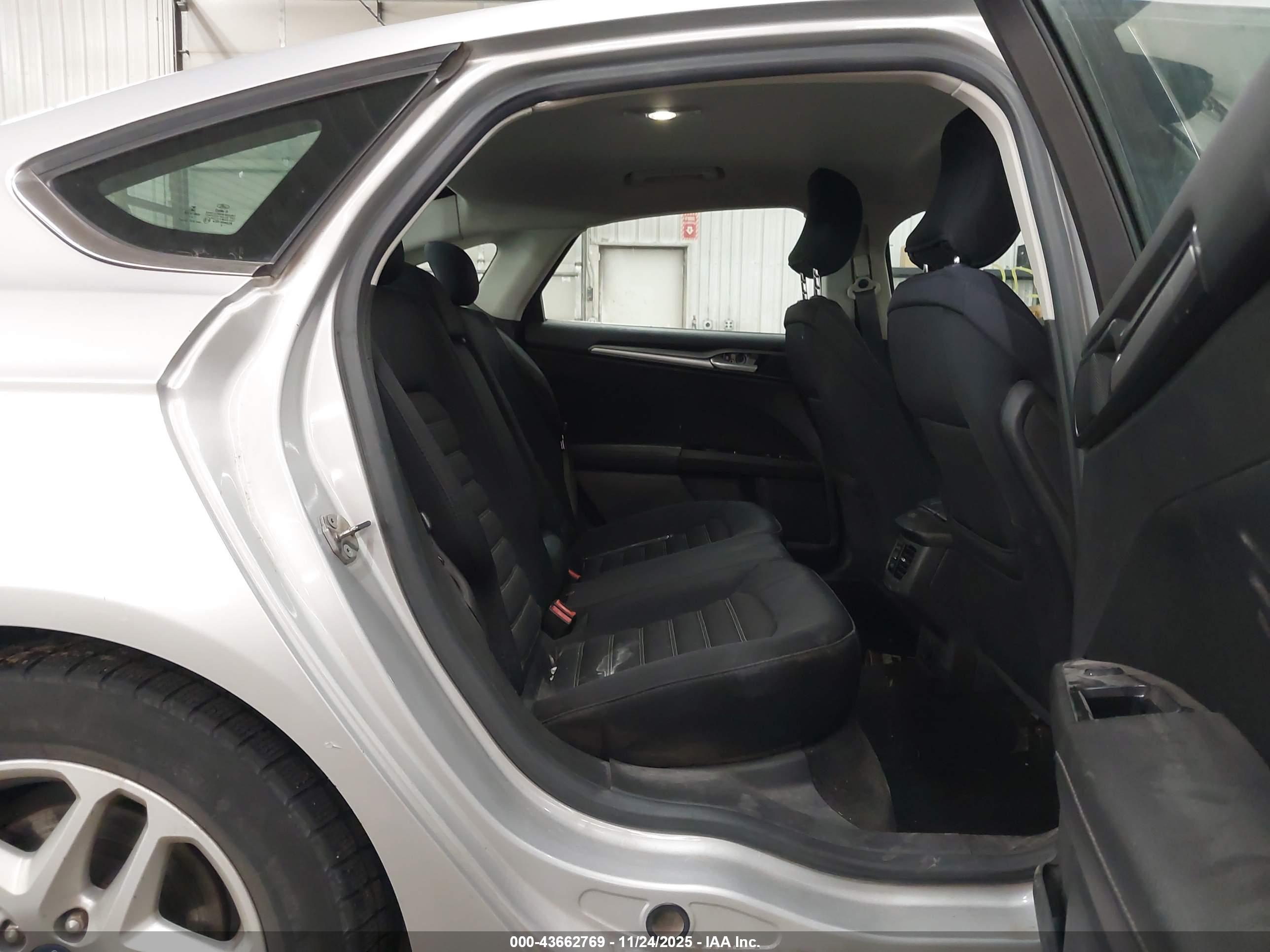 FORD FUSION image 8