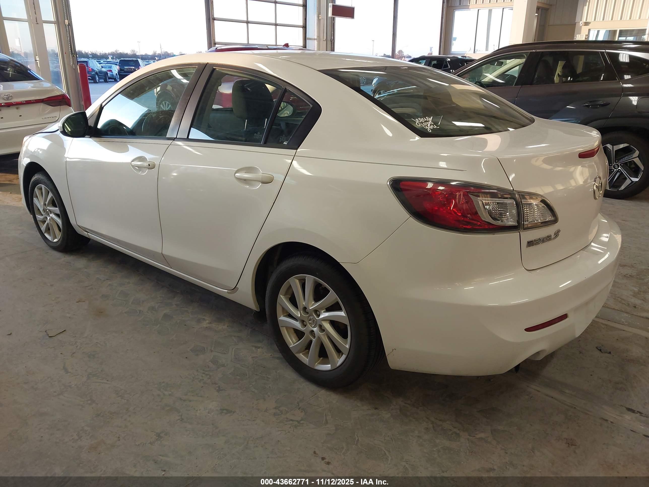 MAZDA MAZDA3 image 3