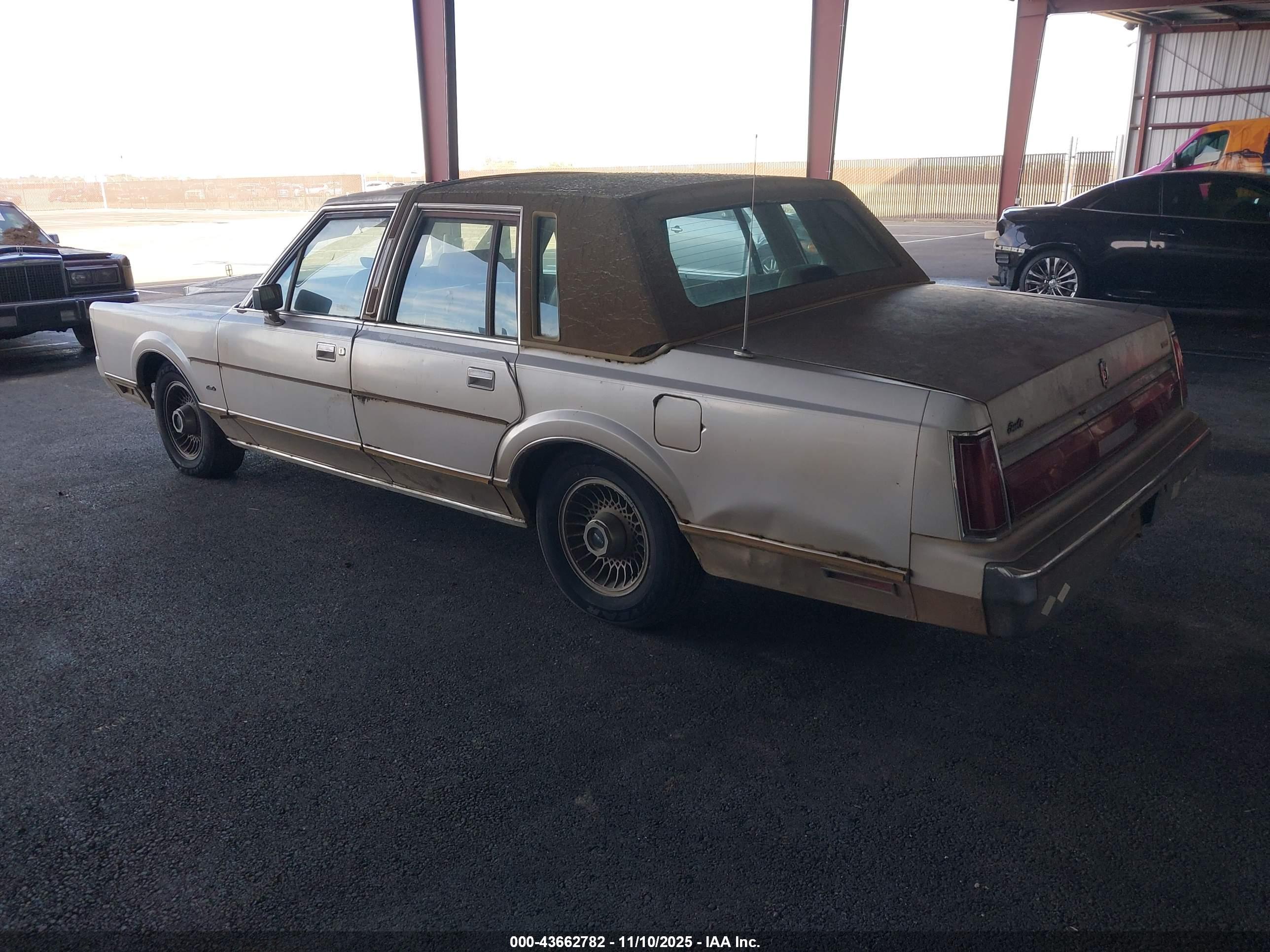 LINCOLN TOWN image 3