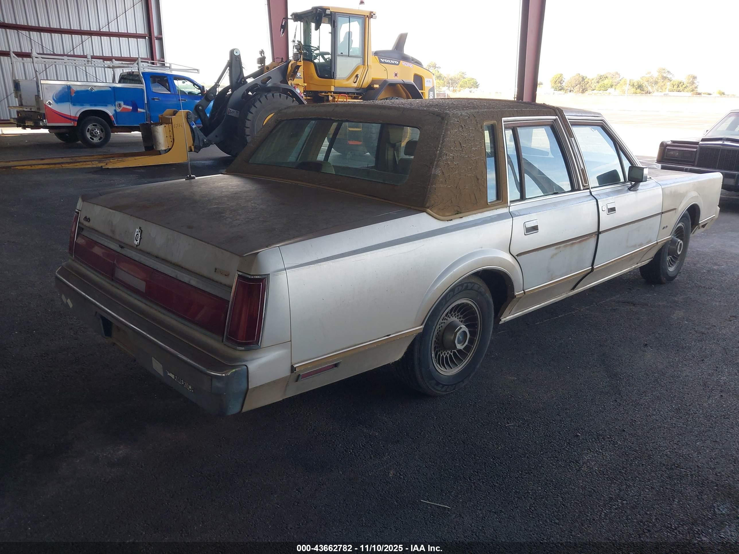 LINCOLN TOWN image 4
