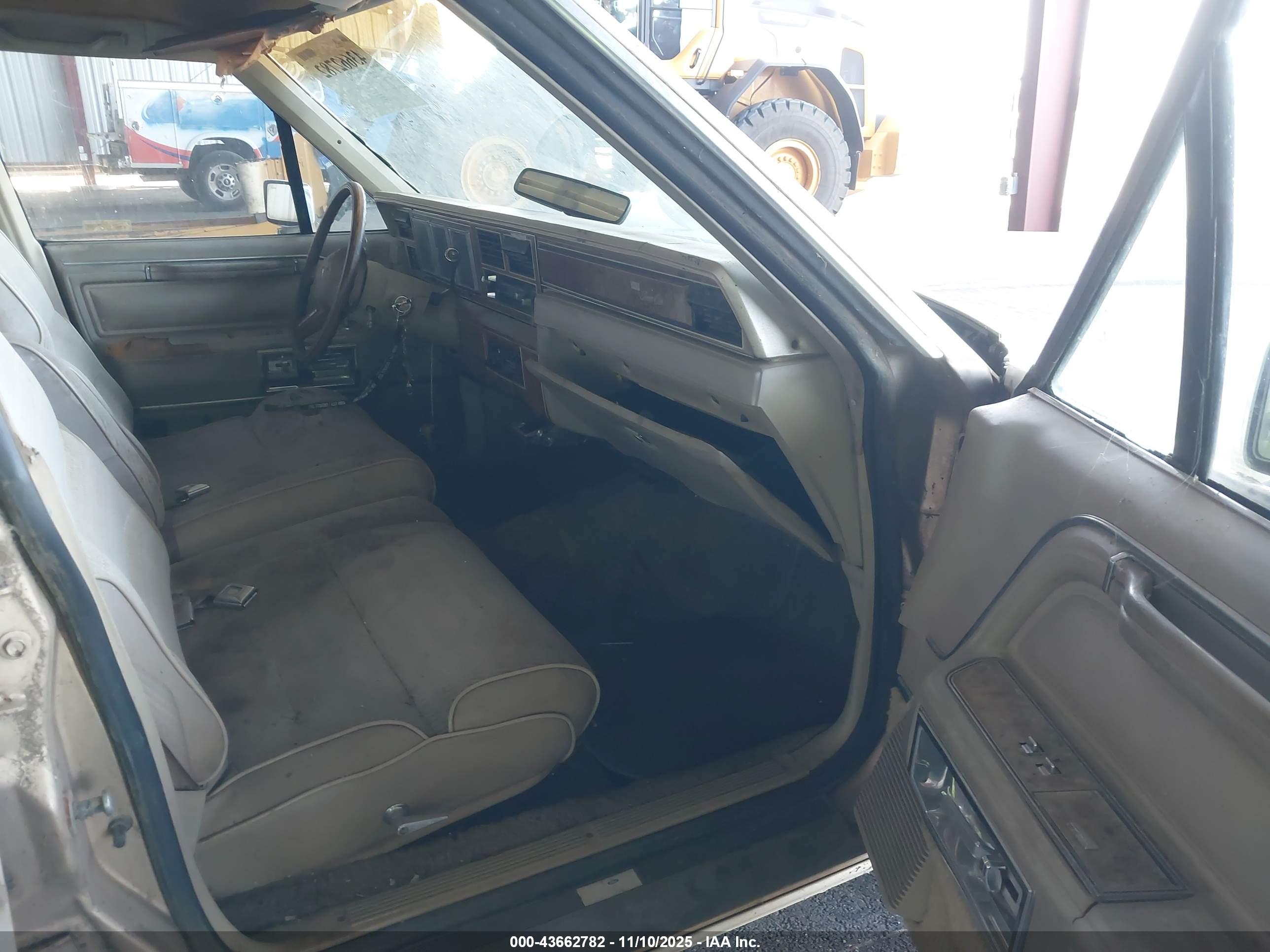 LINCOLN TOWN image 5