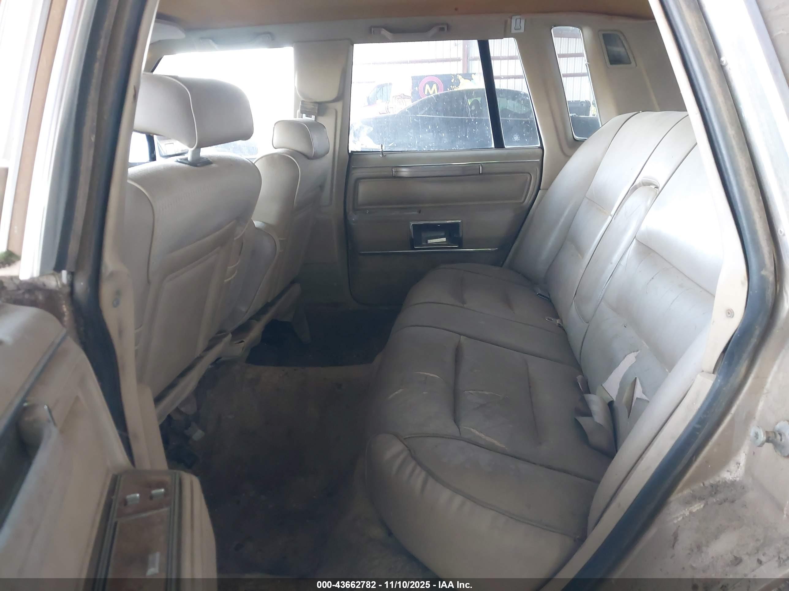 LINCOLN TOWN image 8