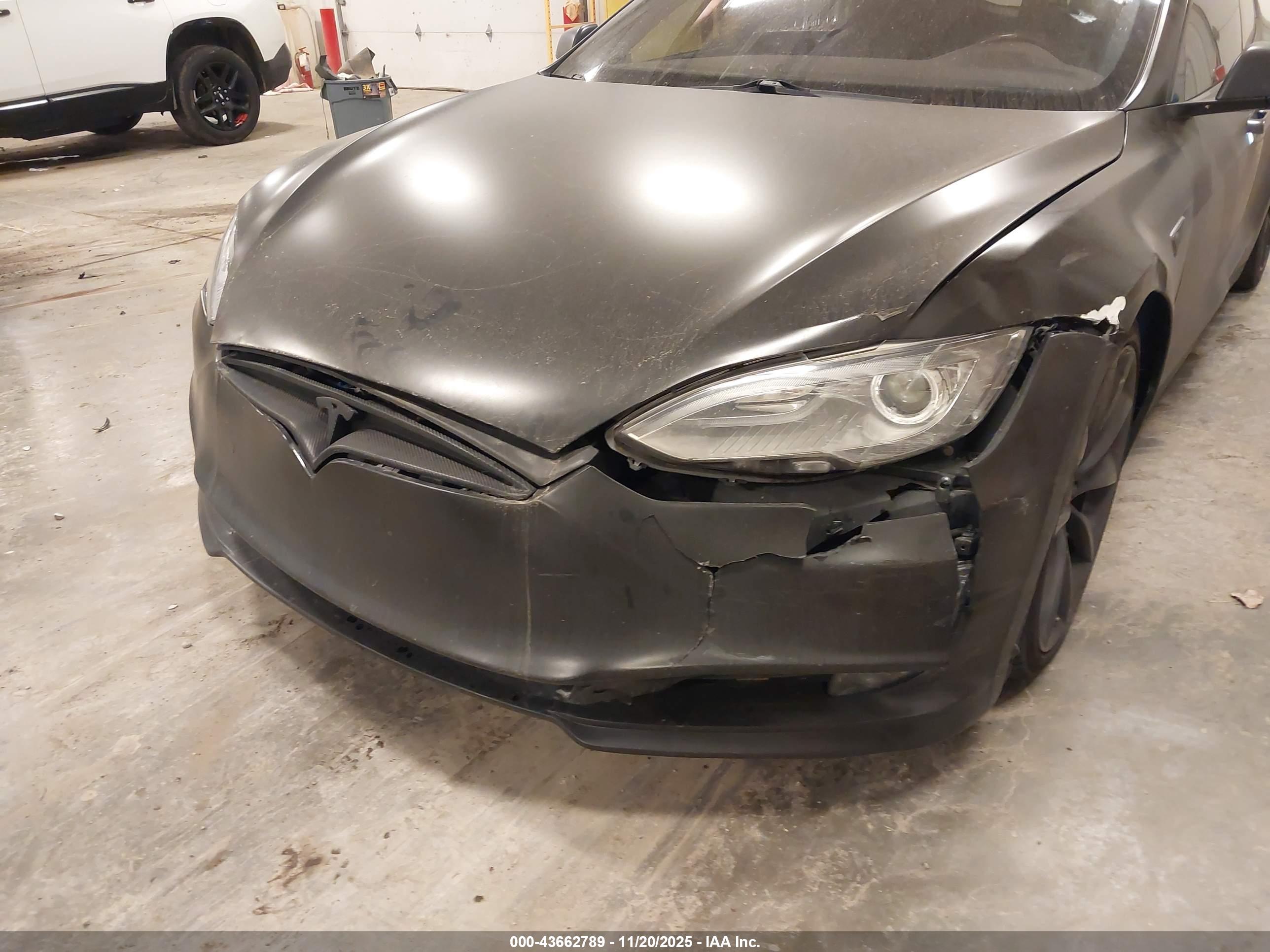 TESLA MODEL image 6