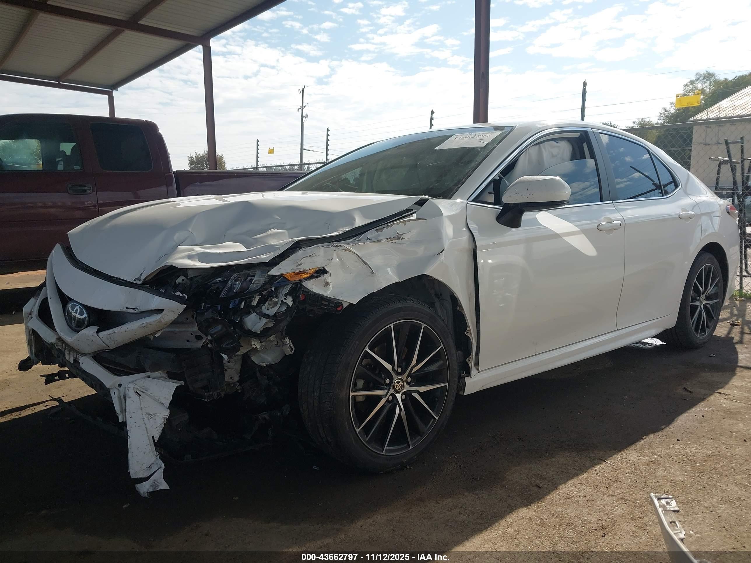 TOYOTA CAMRY image 2
