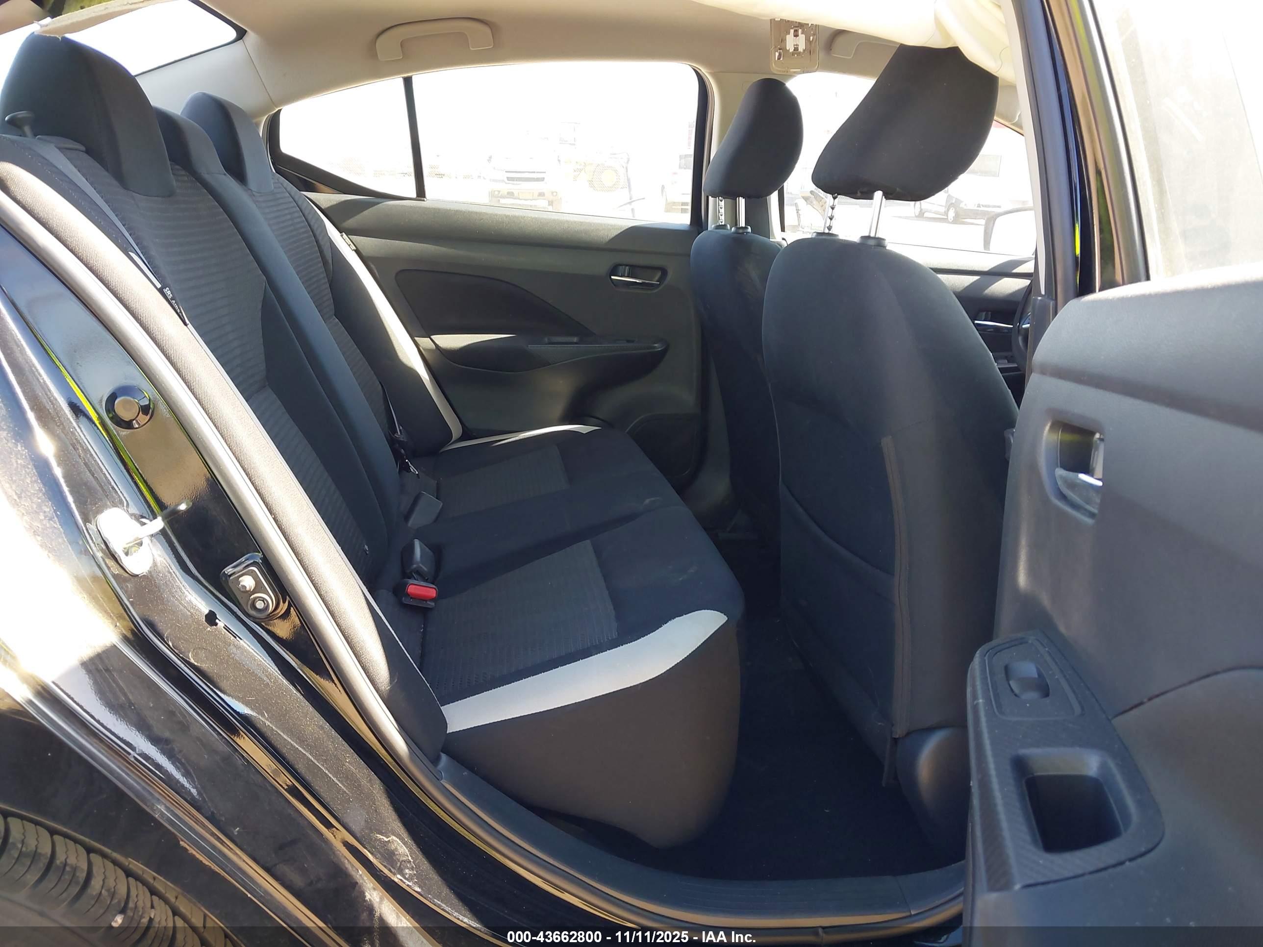 NISSAN VERSA image 8