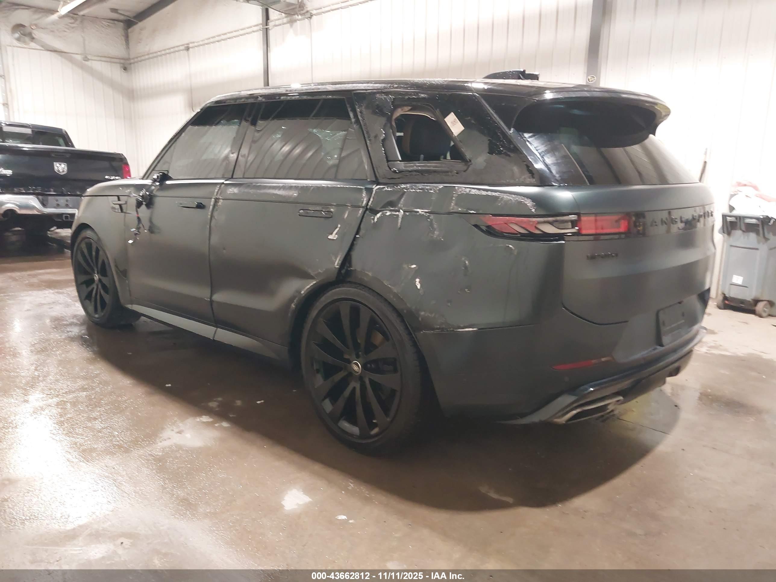 LAND ROVER image 3