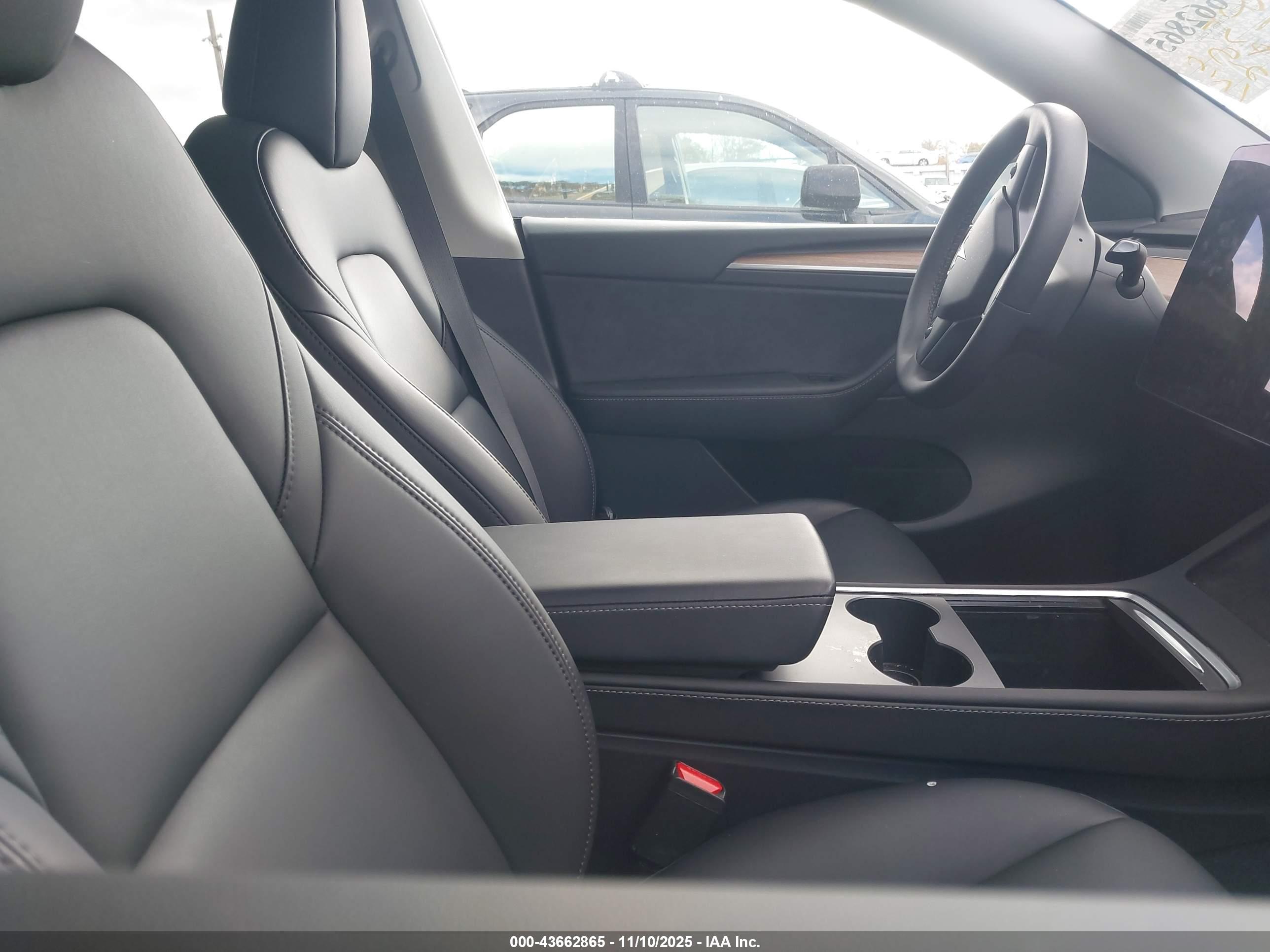TESLA MODEL image 5