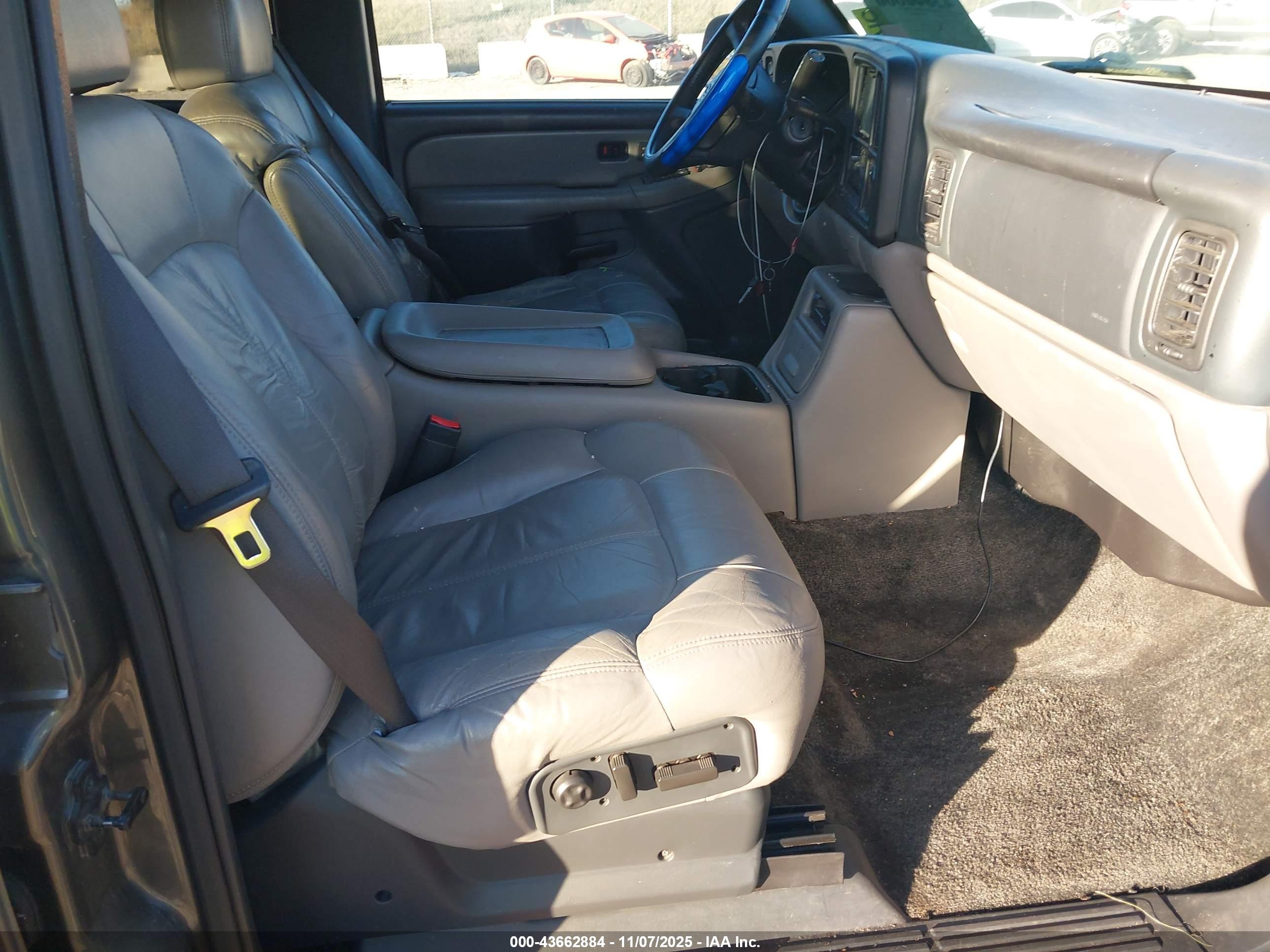 CHEVROLET SUBURBAN image 5