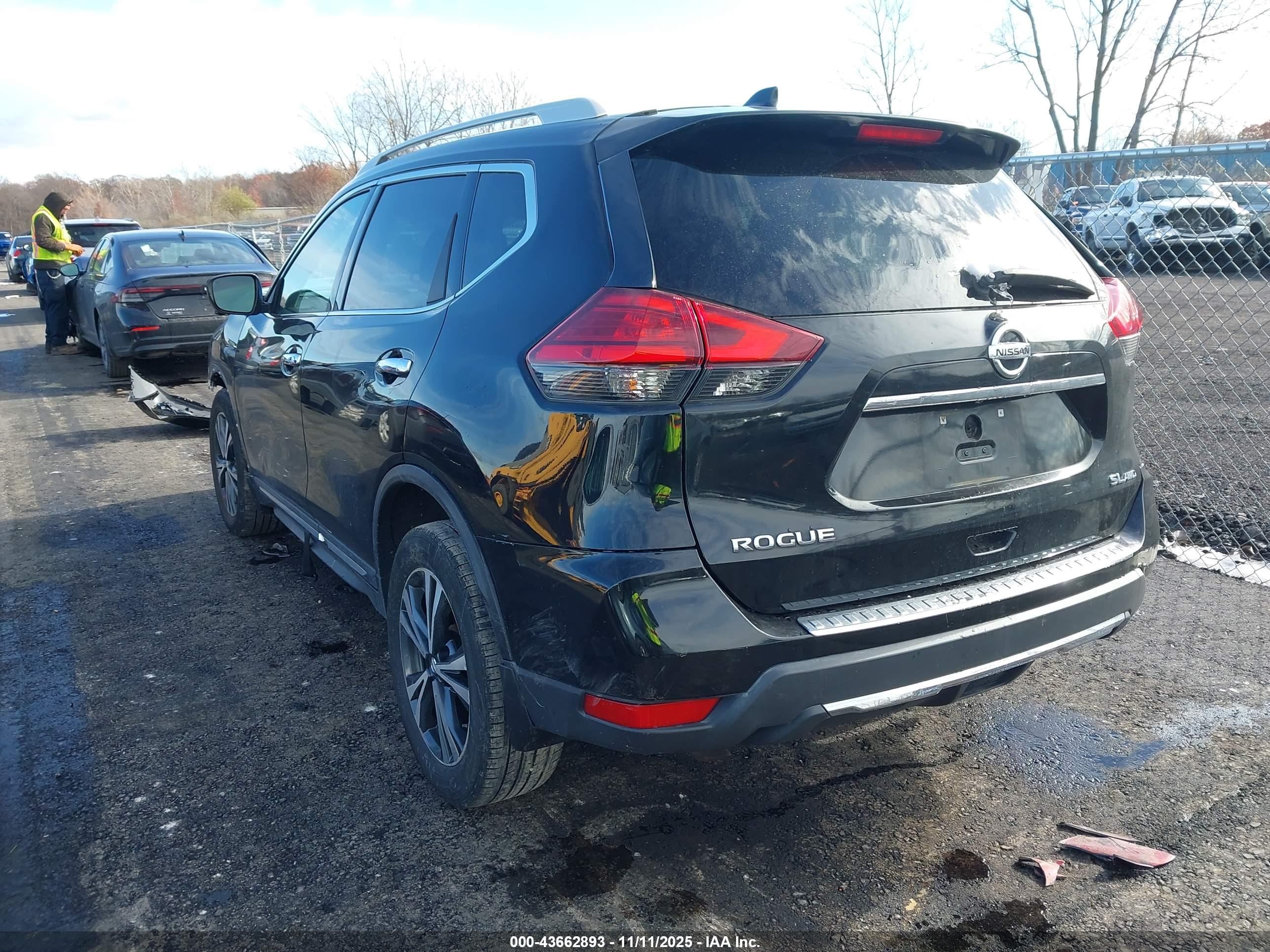 NISSAN ROGUE image 3