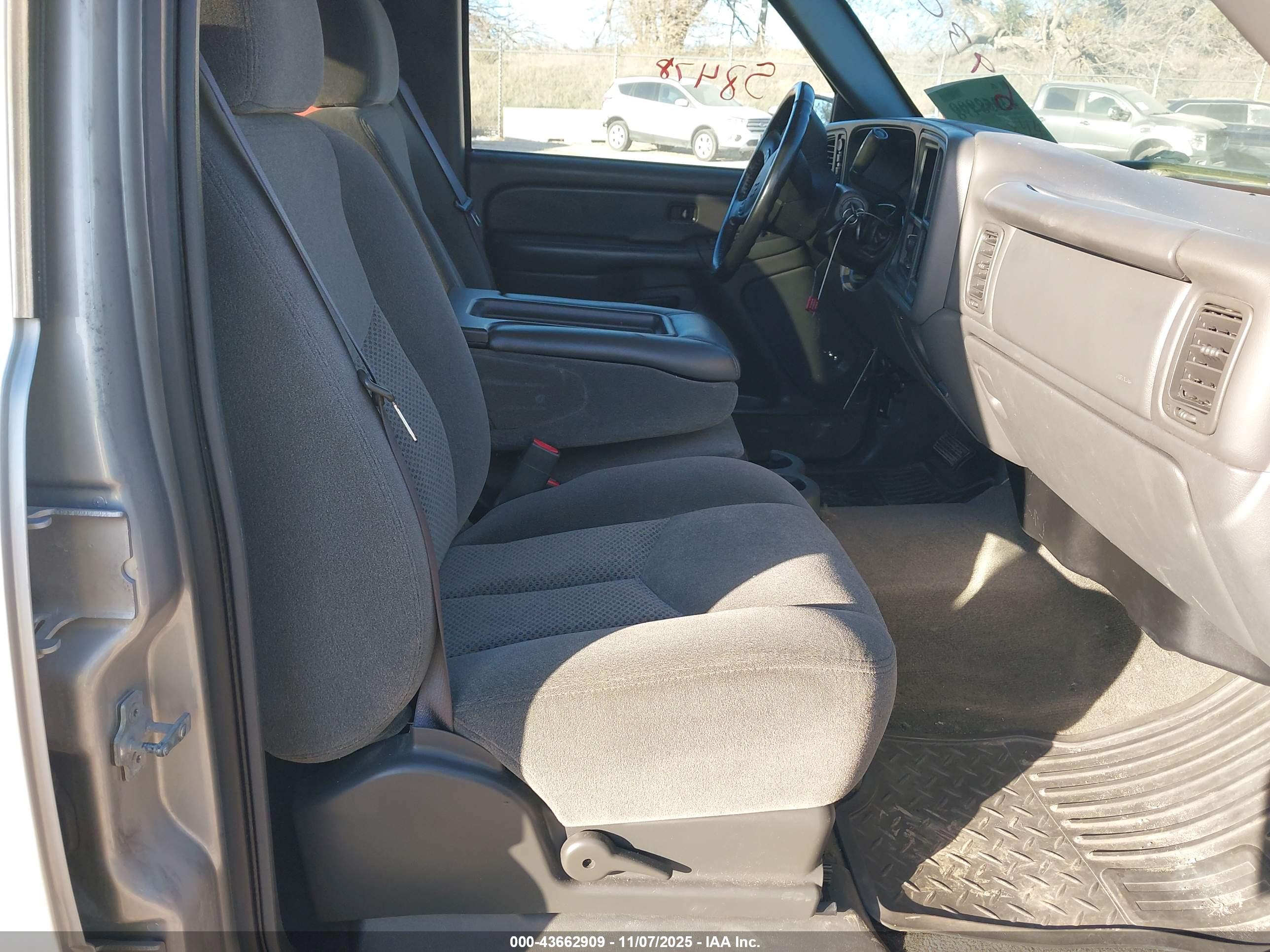 CHEVROLET SILVERADO image 5