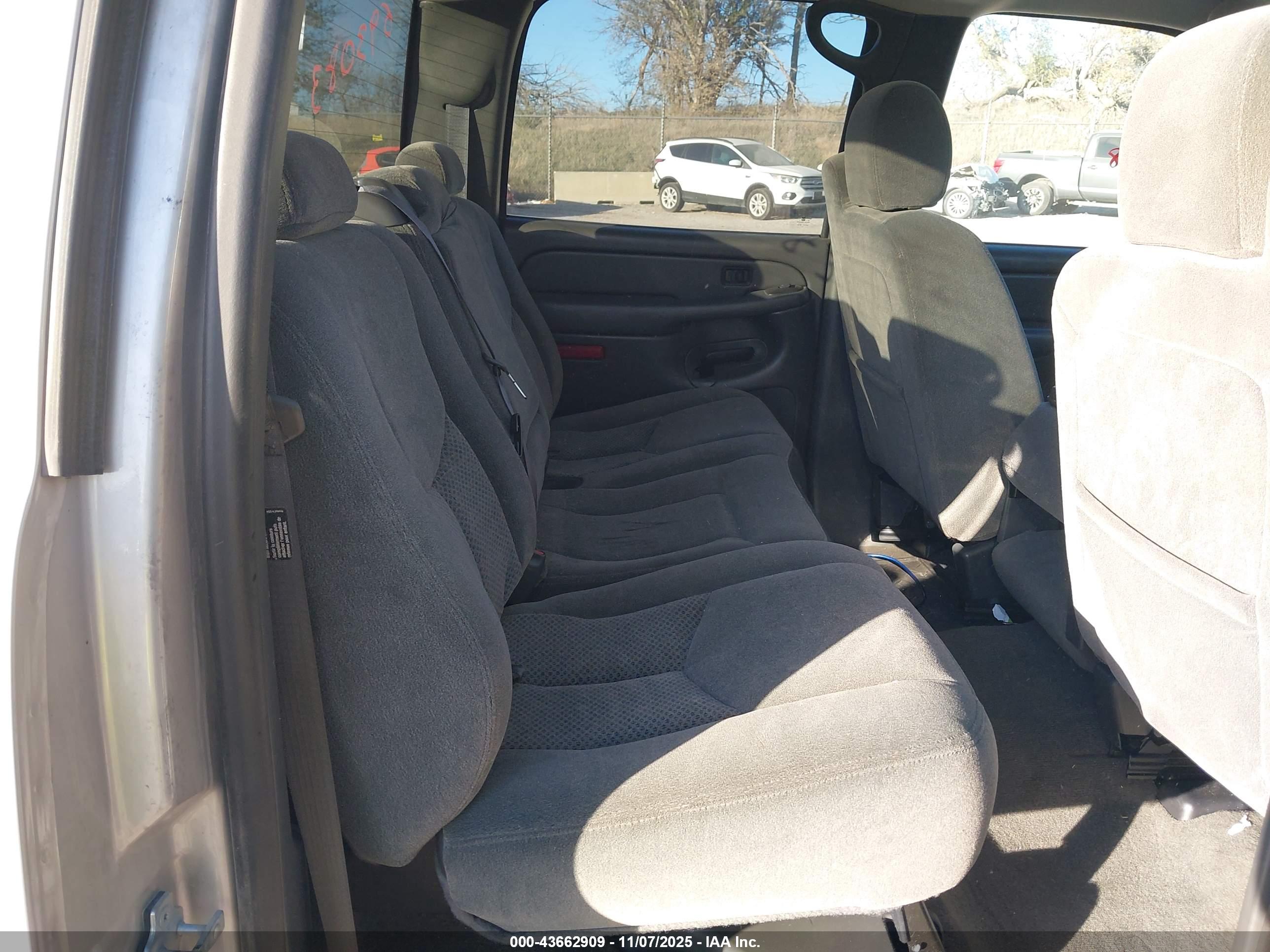 CHEVROLET SILVERADO image 8