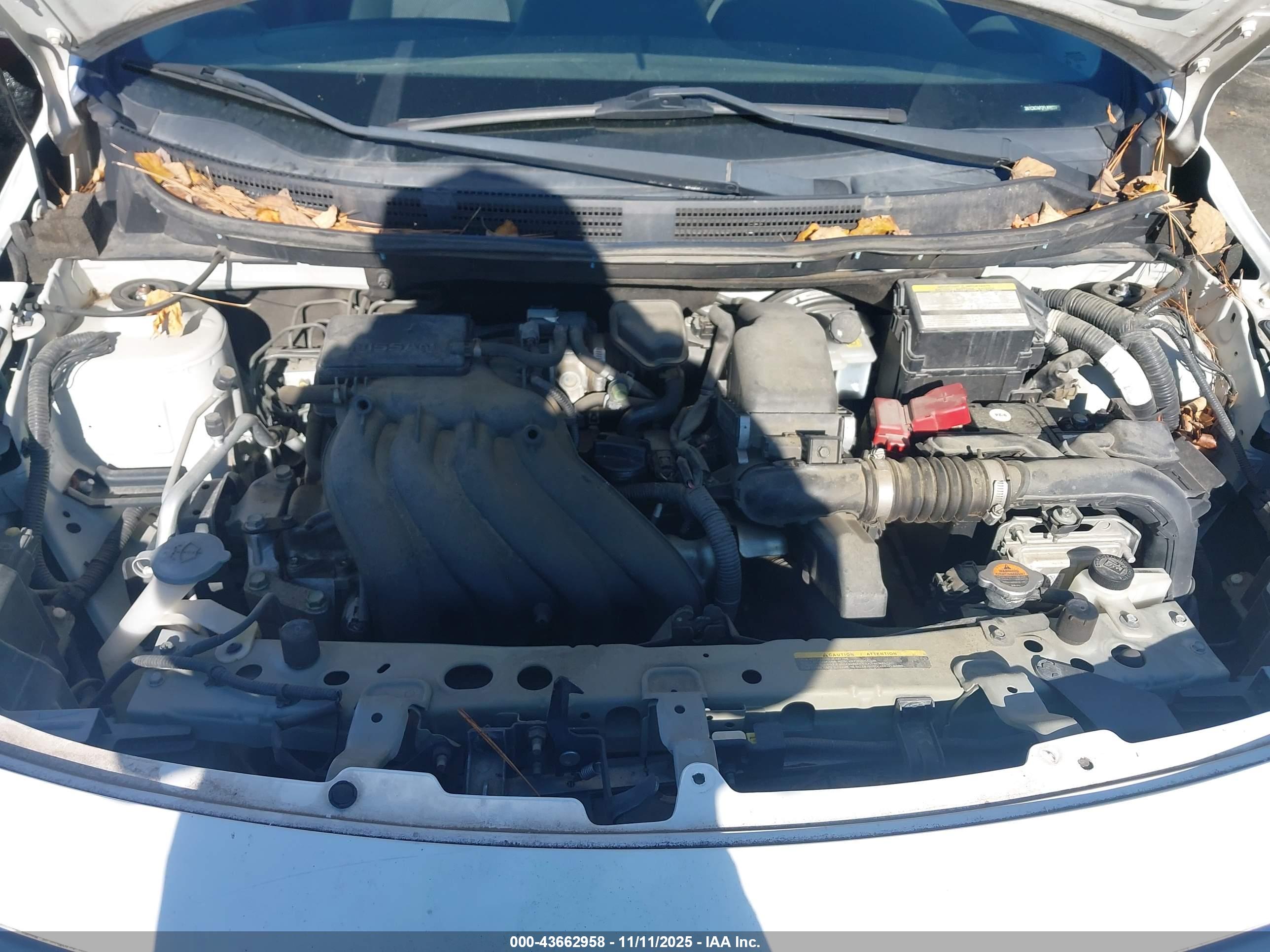 NISSAN VERSA image 10