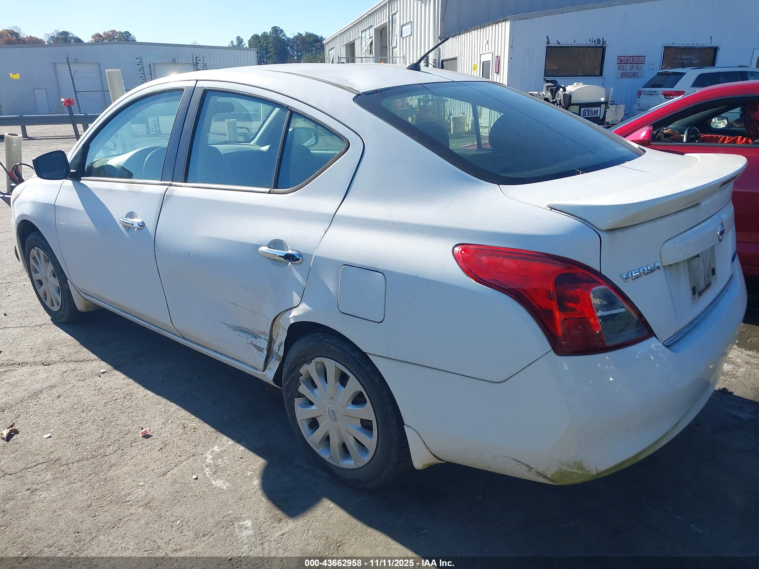 NISSAN VERSA image 6