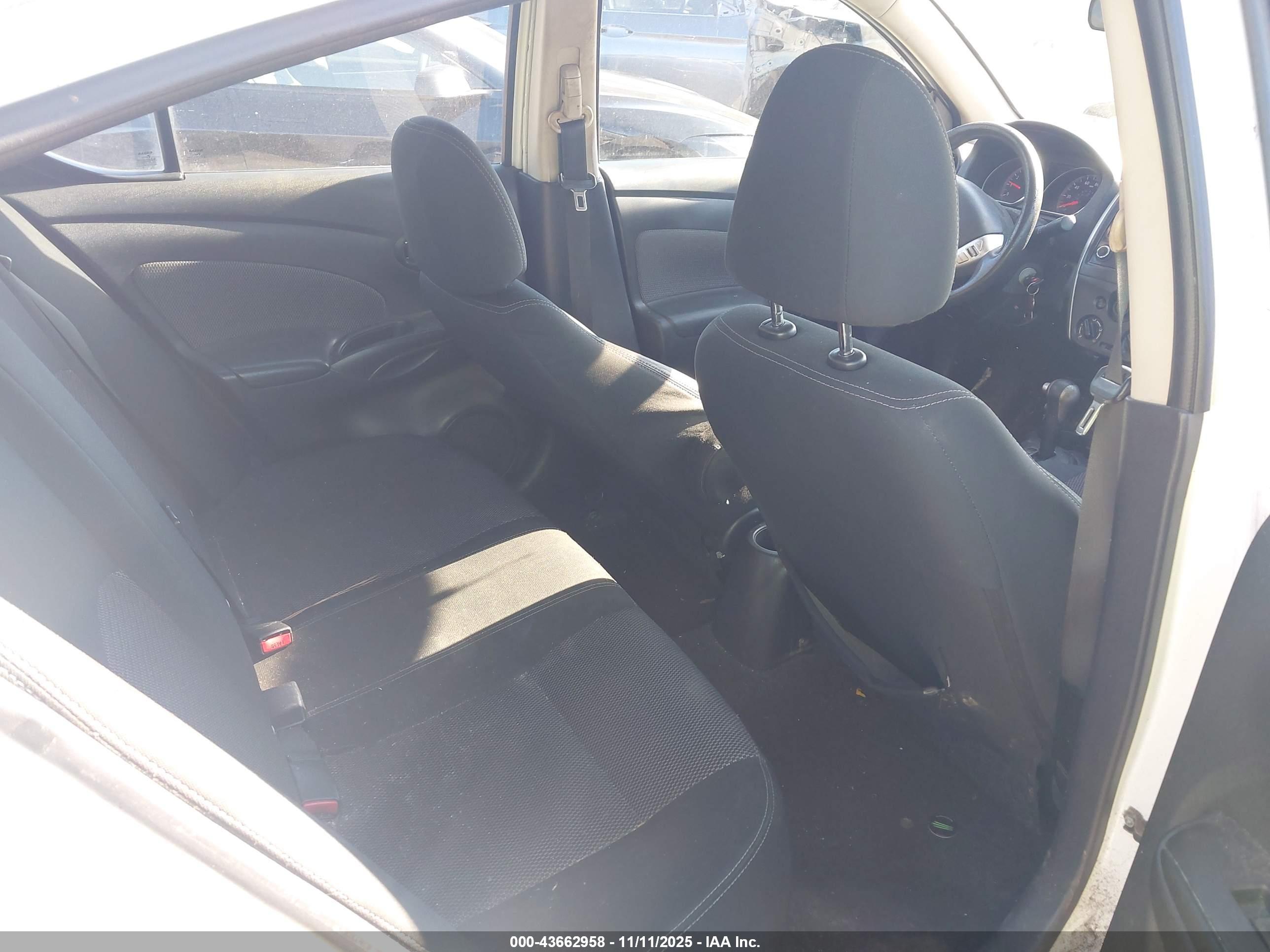 NISSAN VERSA image 8