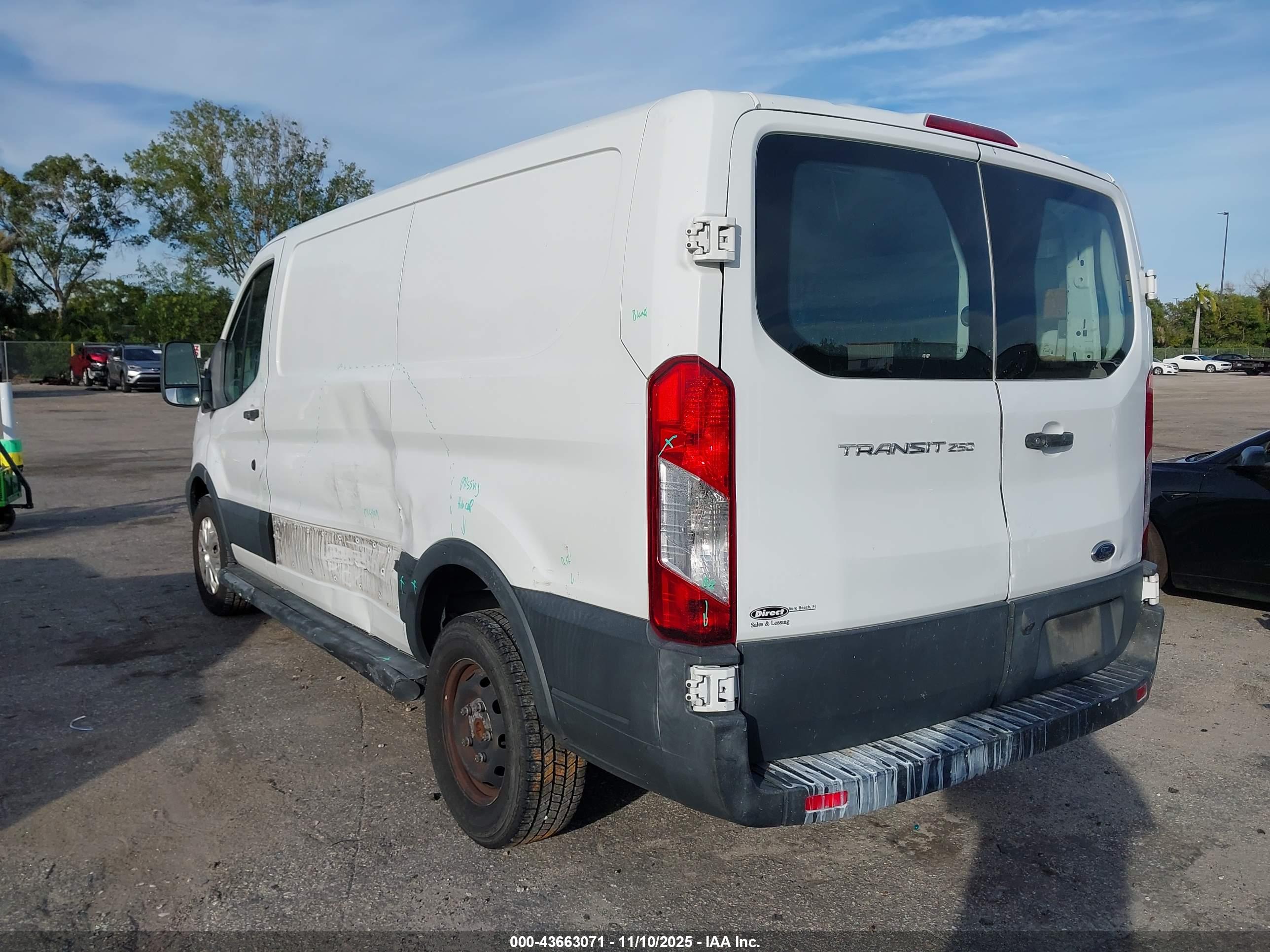 FORD TRANSIT-250 image 3
