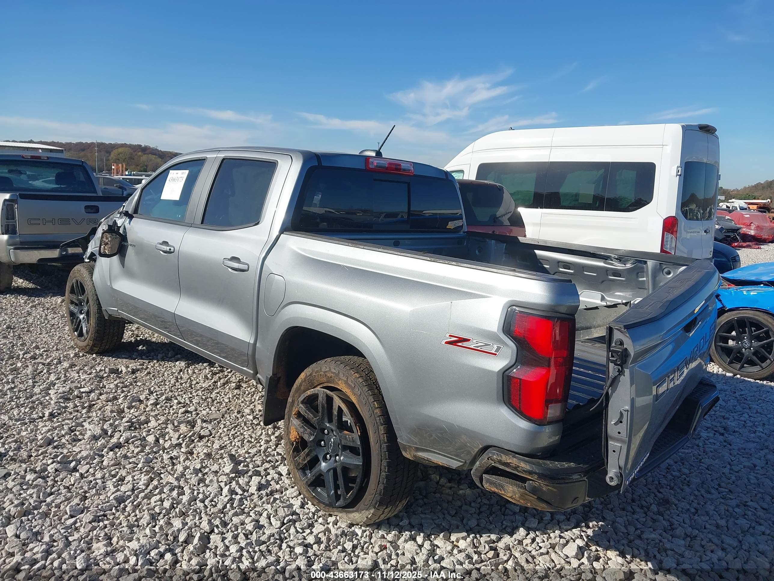CHEVROLET COLORADO image 3