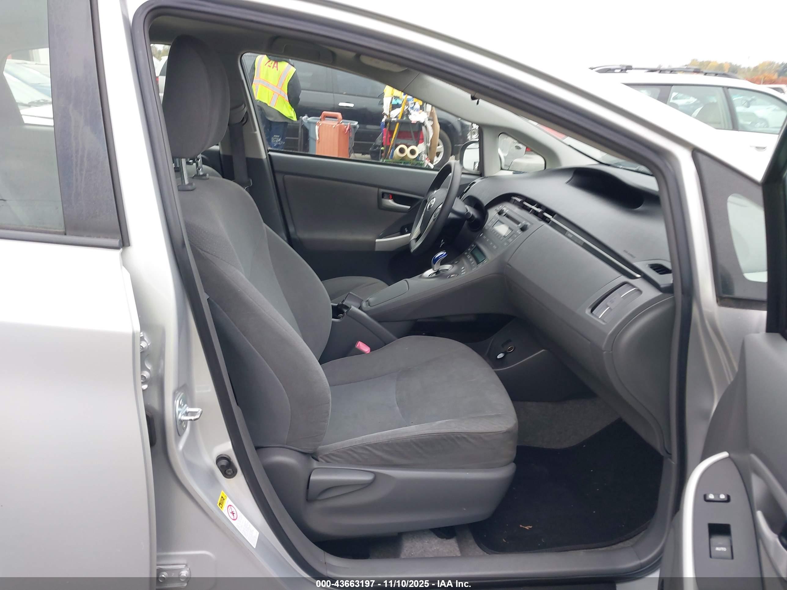 TOYOTA PRIUS image 5