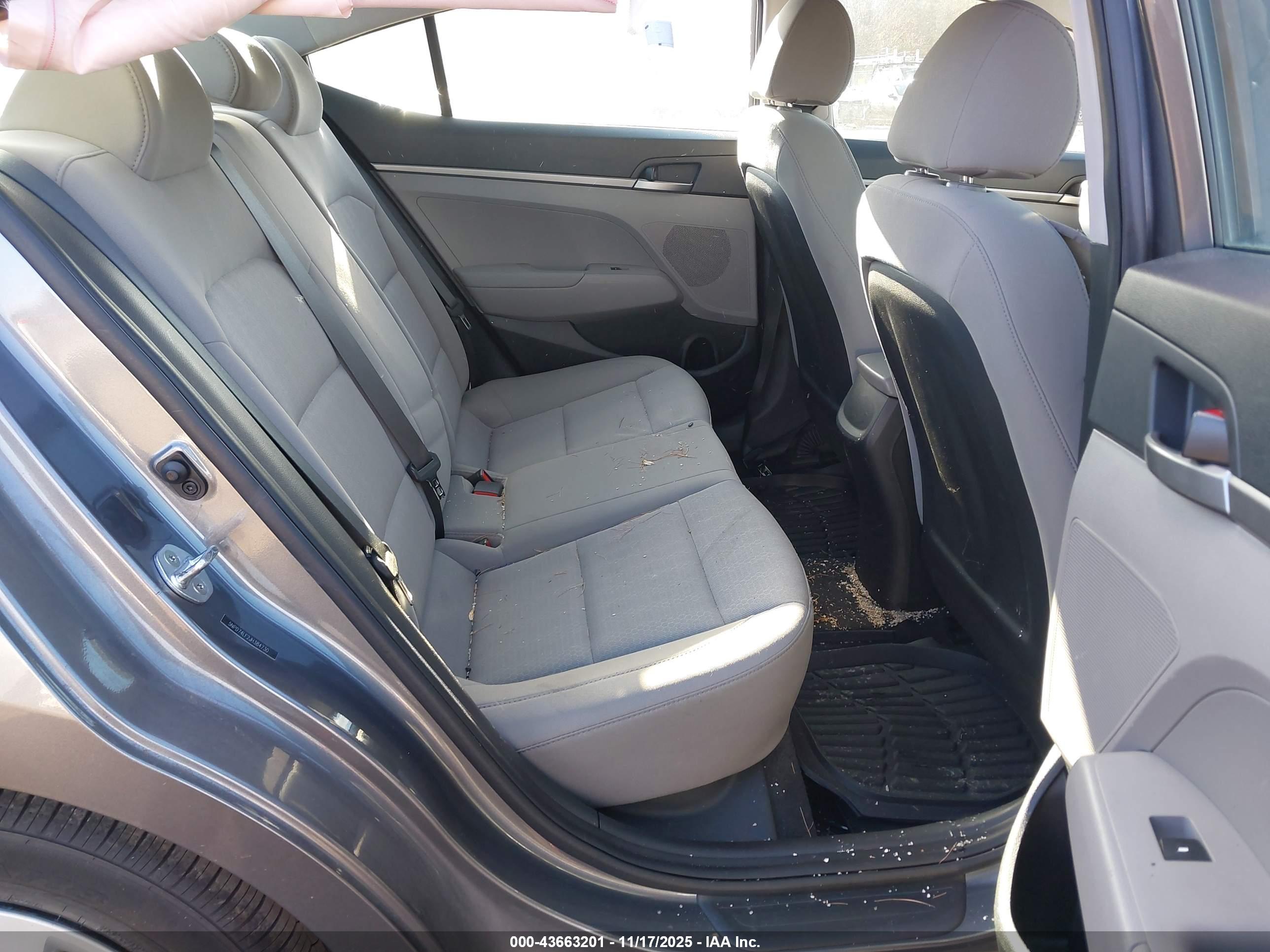 HYUNDAI ELANTRA image 8