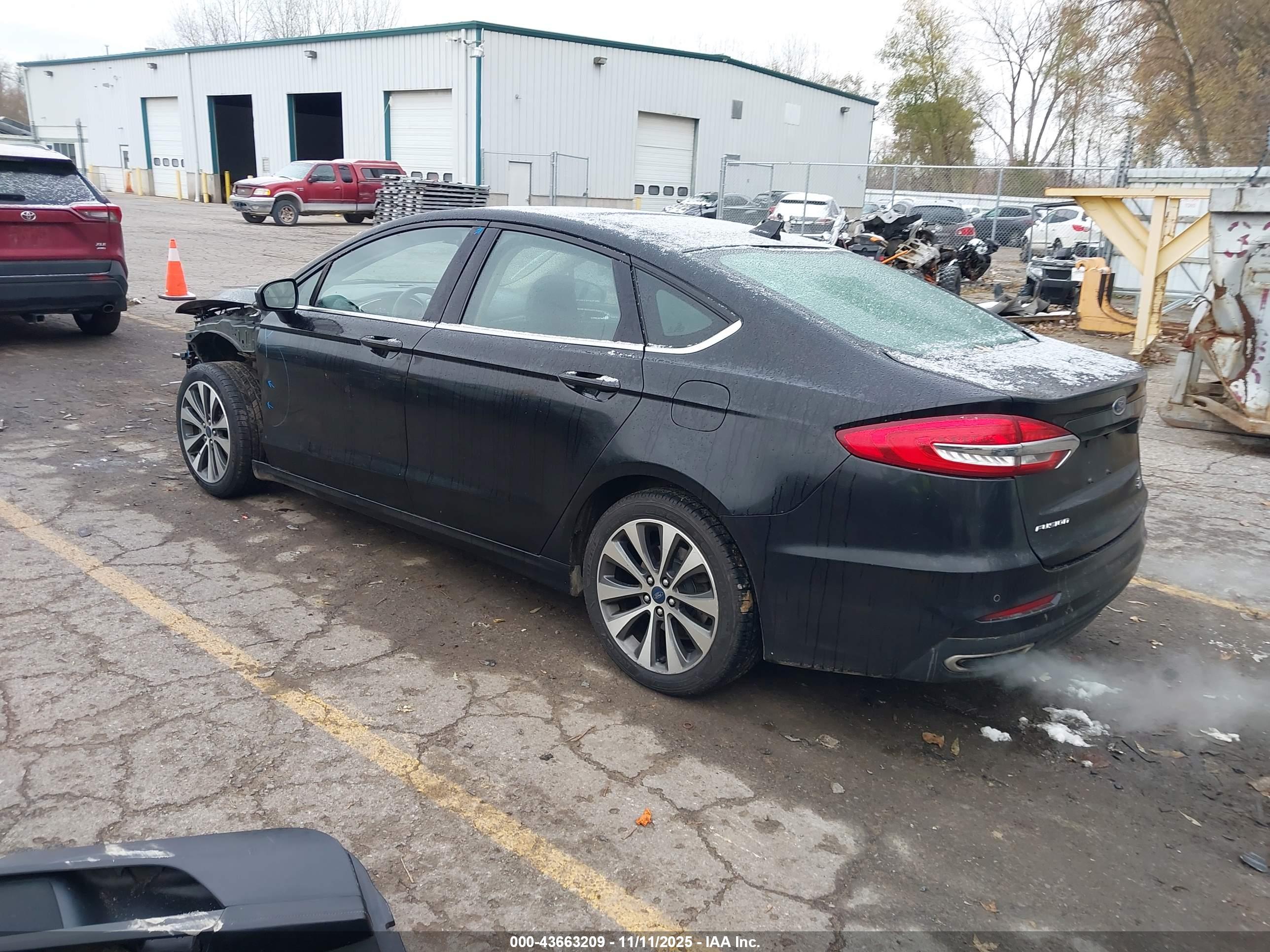 FORD FUSION image 3