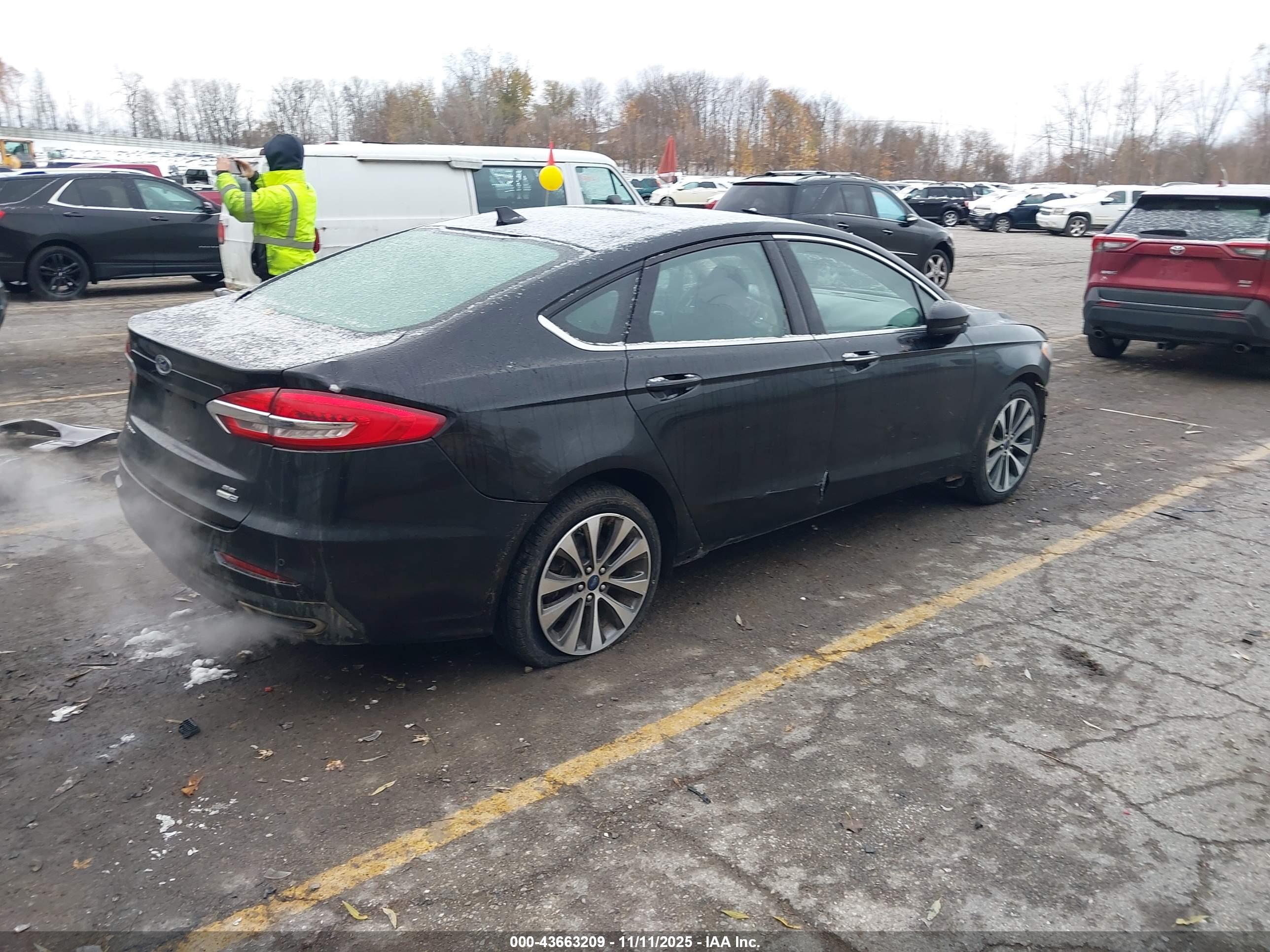 FORD FUSION image 4