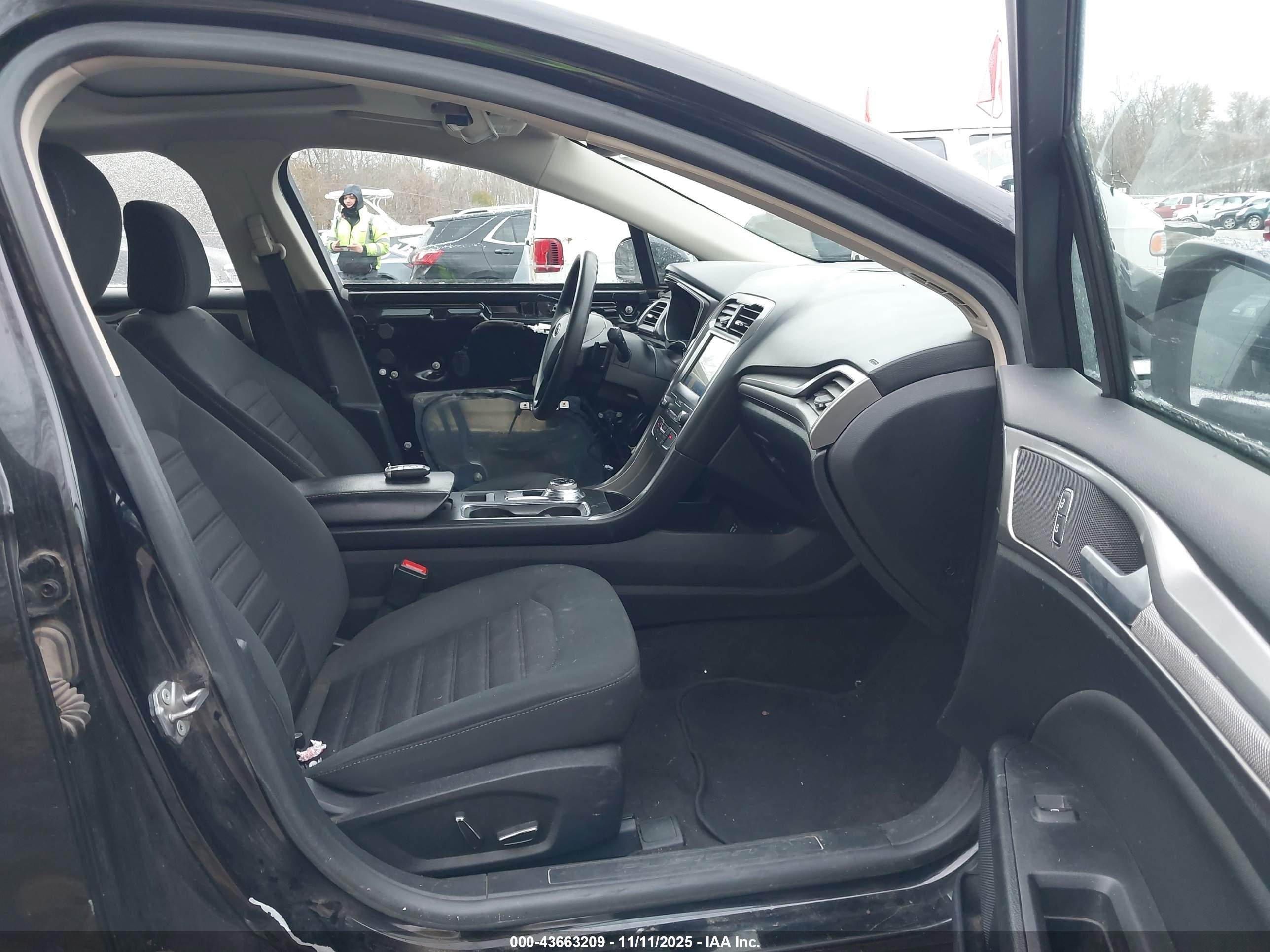 FORD FUSION image 5