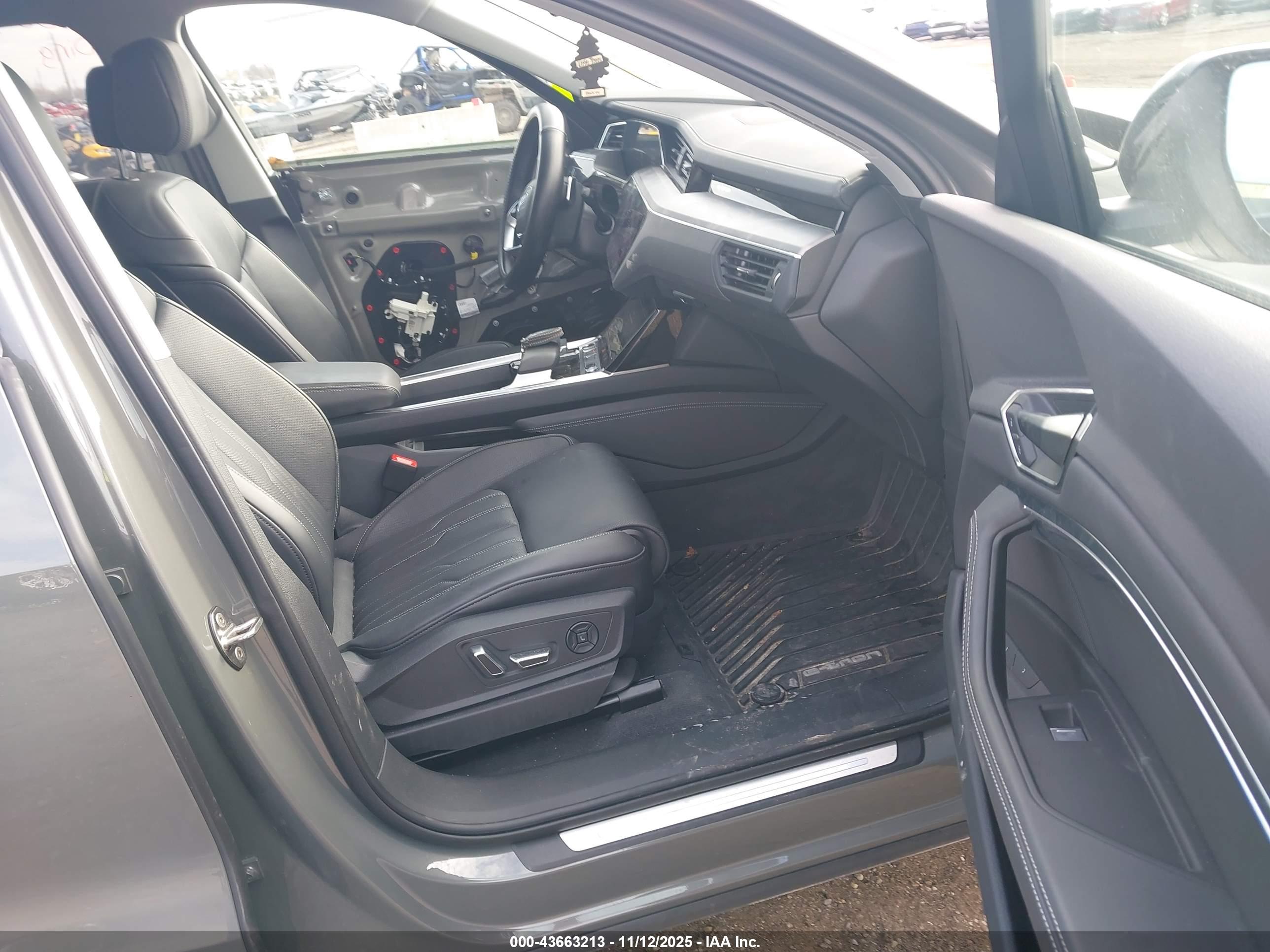 AUDI Q8 image 5