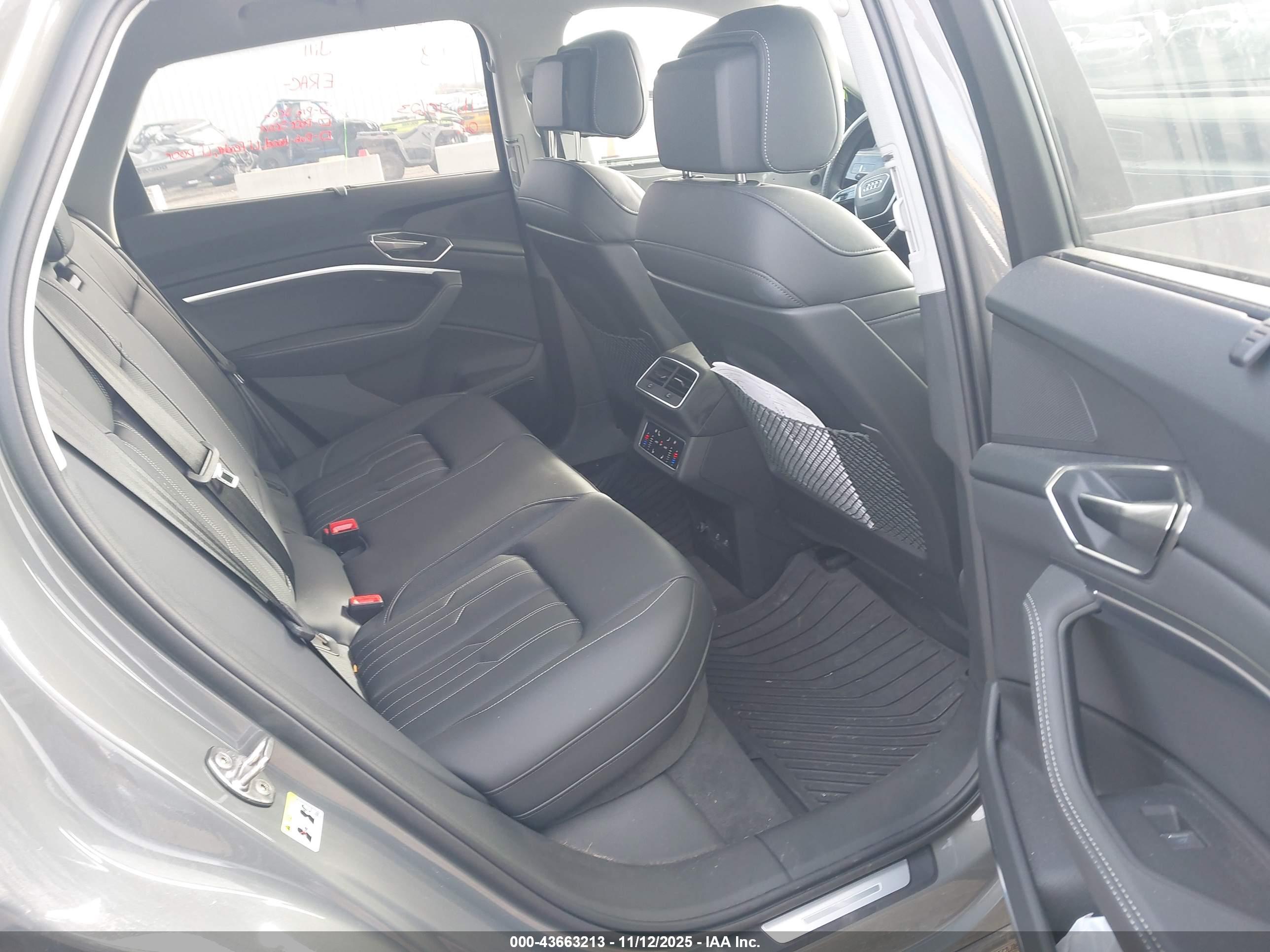 AUDI Q8 image 8
