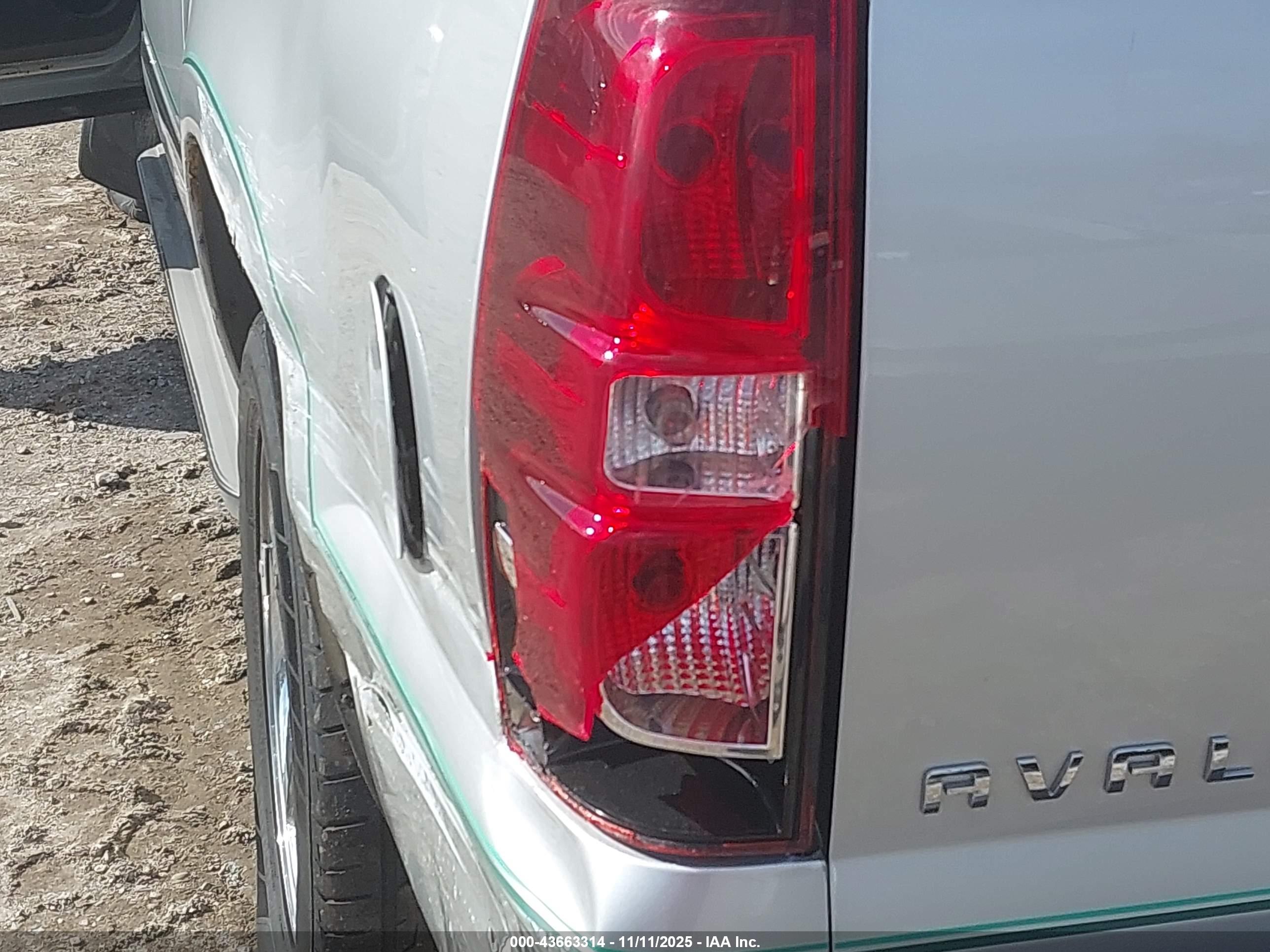 CHEVROLET AVALANCHE image 6