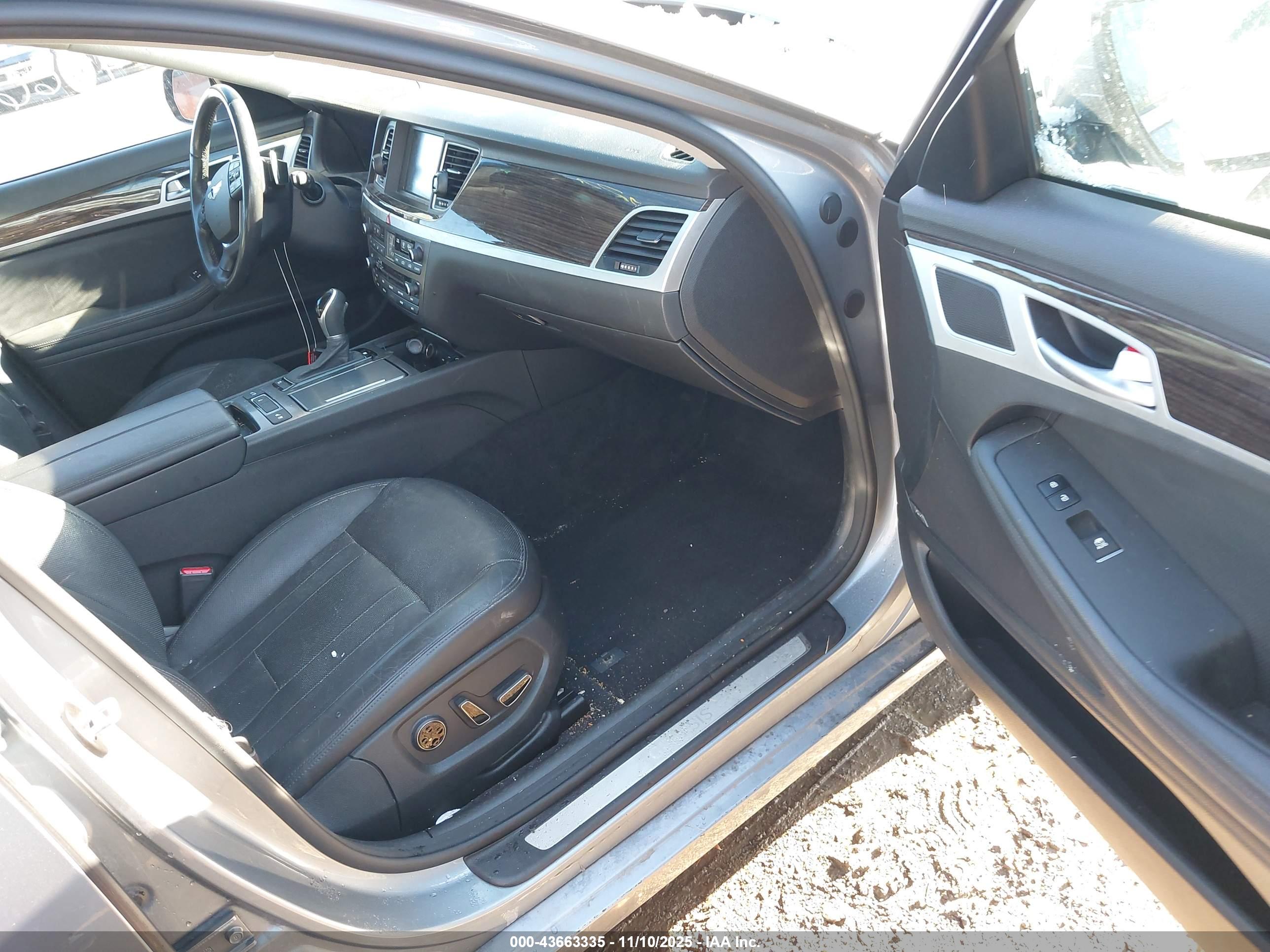 HYUNDAI GENESIS image 5