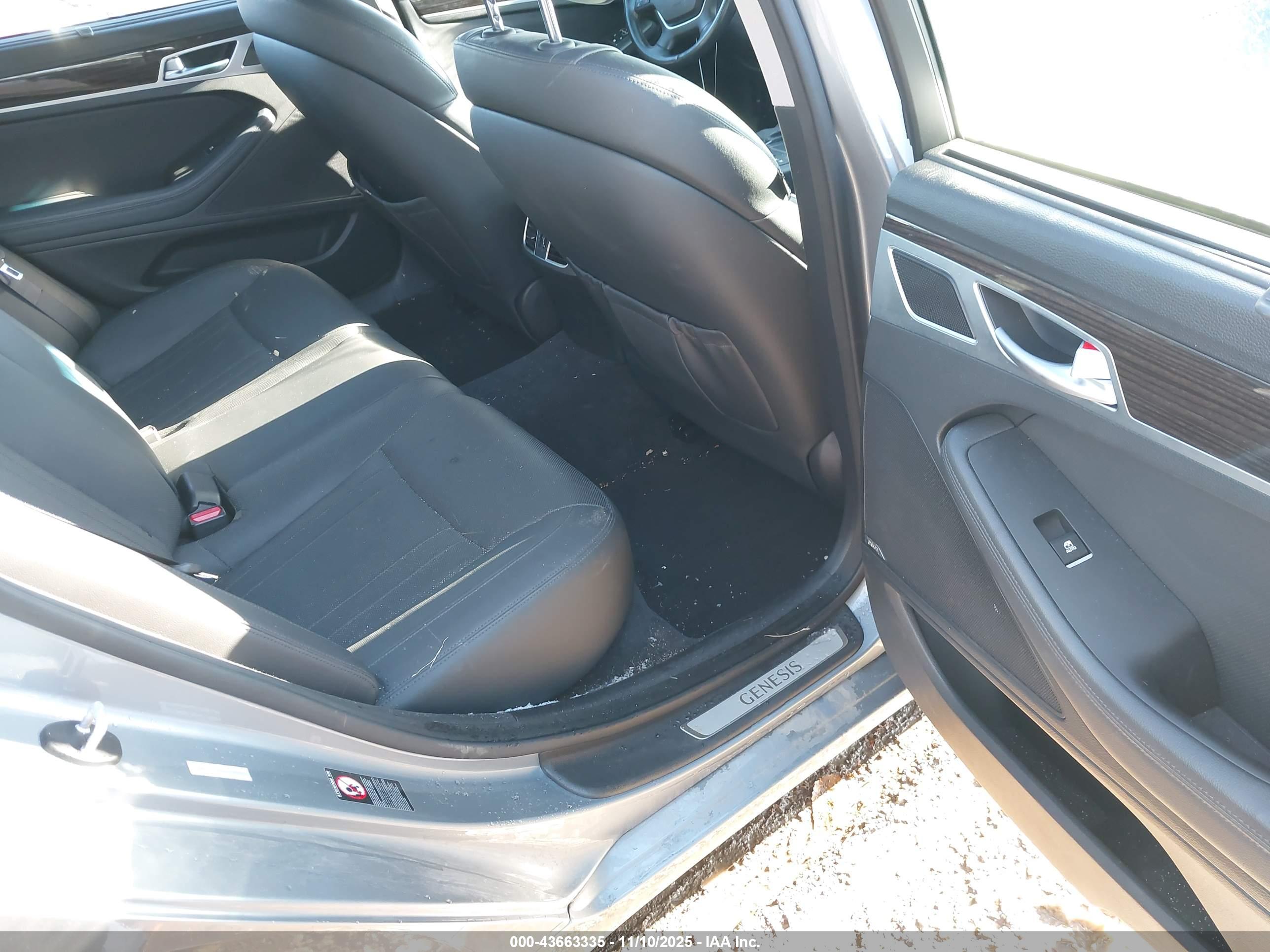 HYUNDAI GENESIS image 8