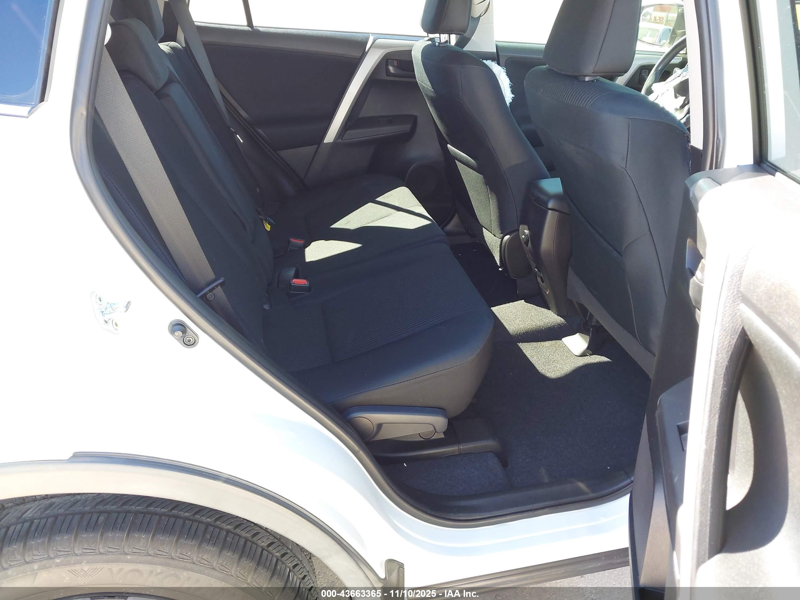 TOYOTA RAV4 image 8
