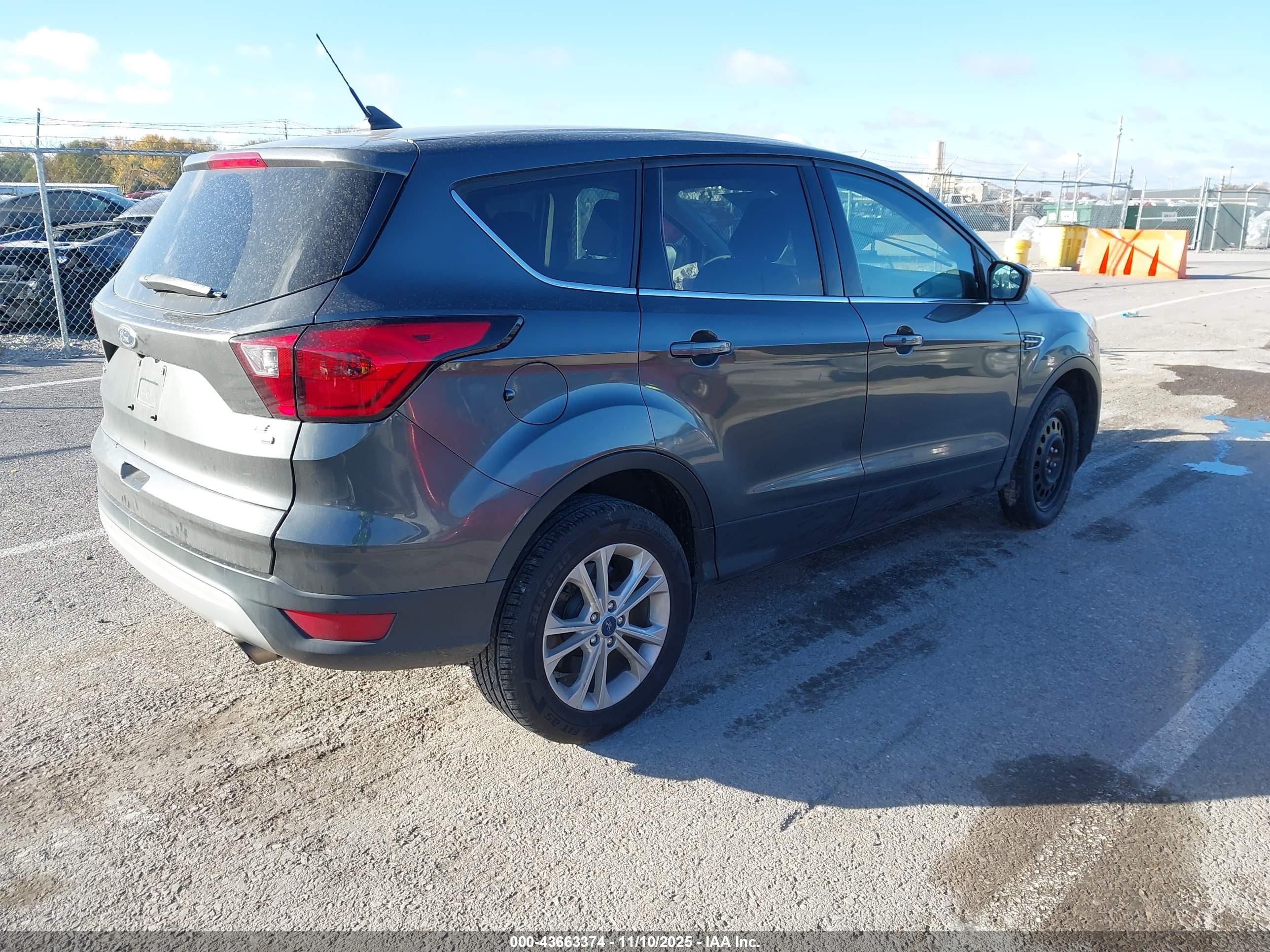 FORD ESCAPE image 4
