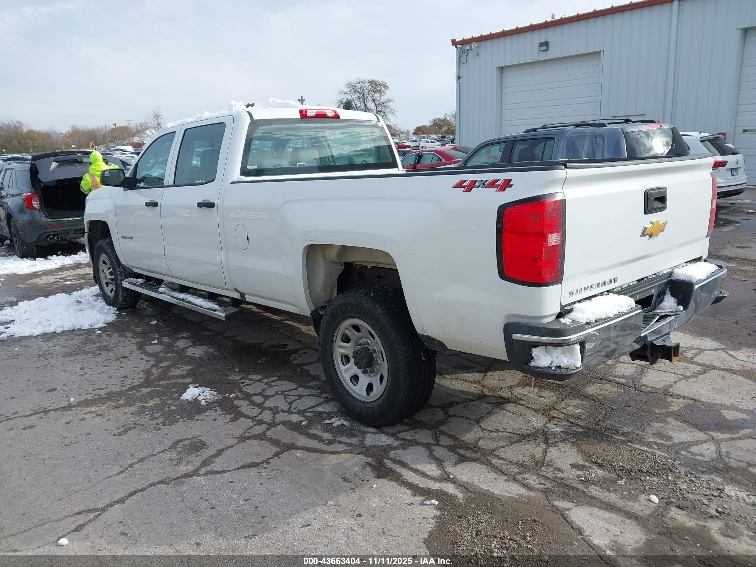 CHEVROLET SILVERADO image 3