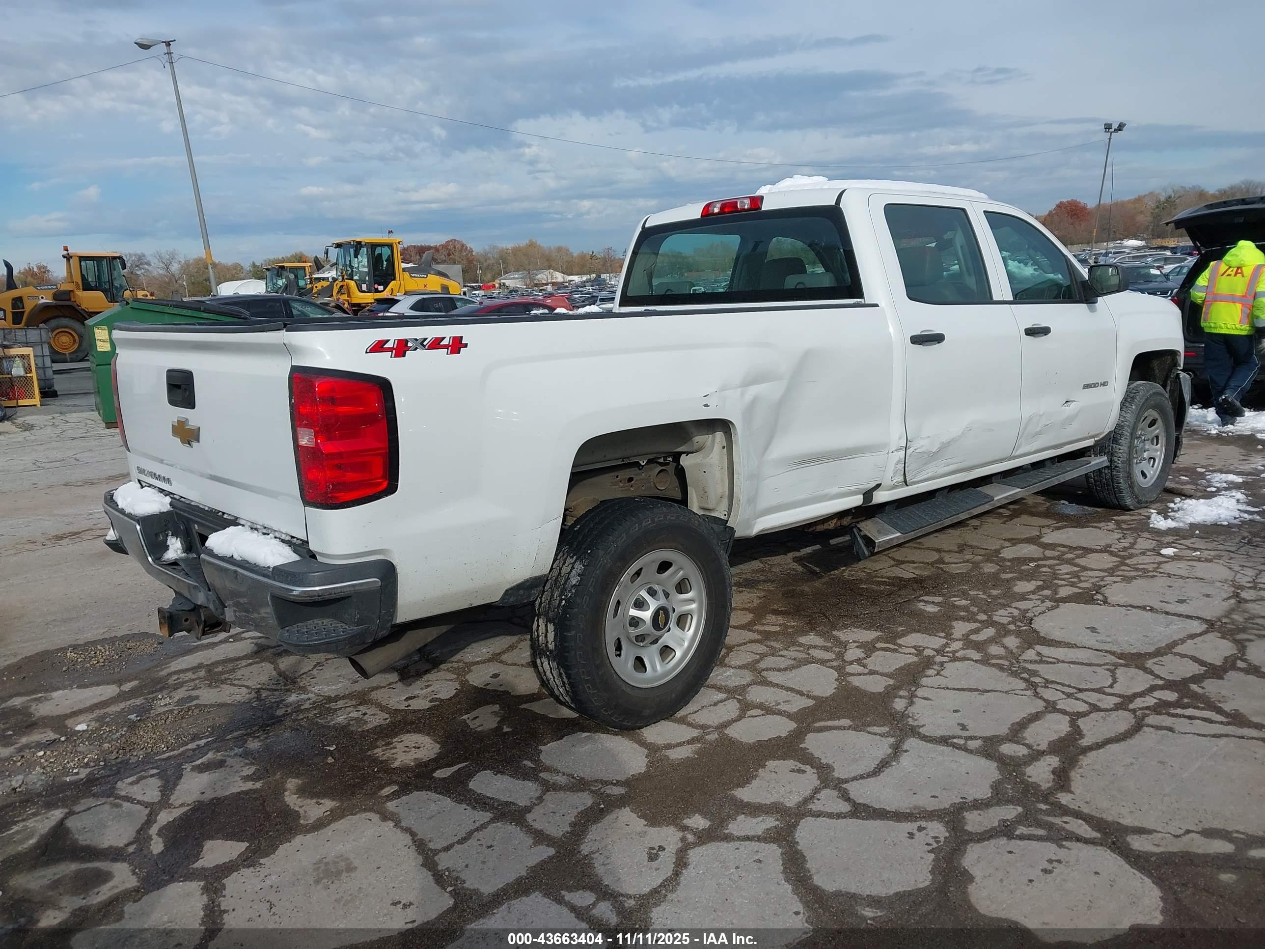 CHEVROLET SILVERADO image 4