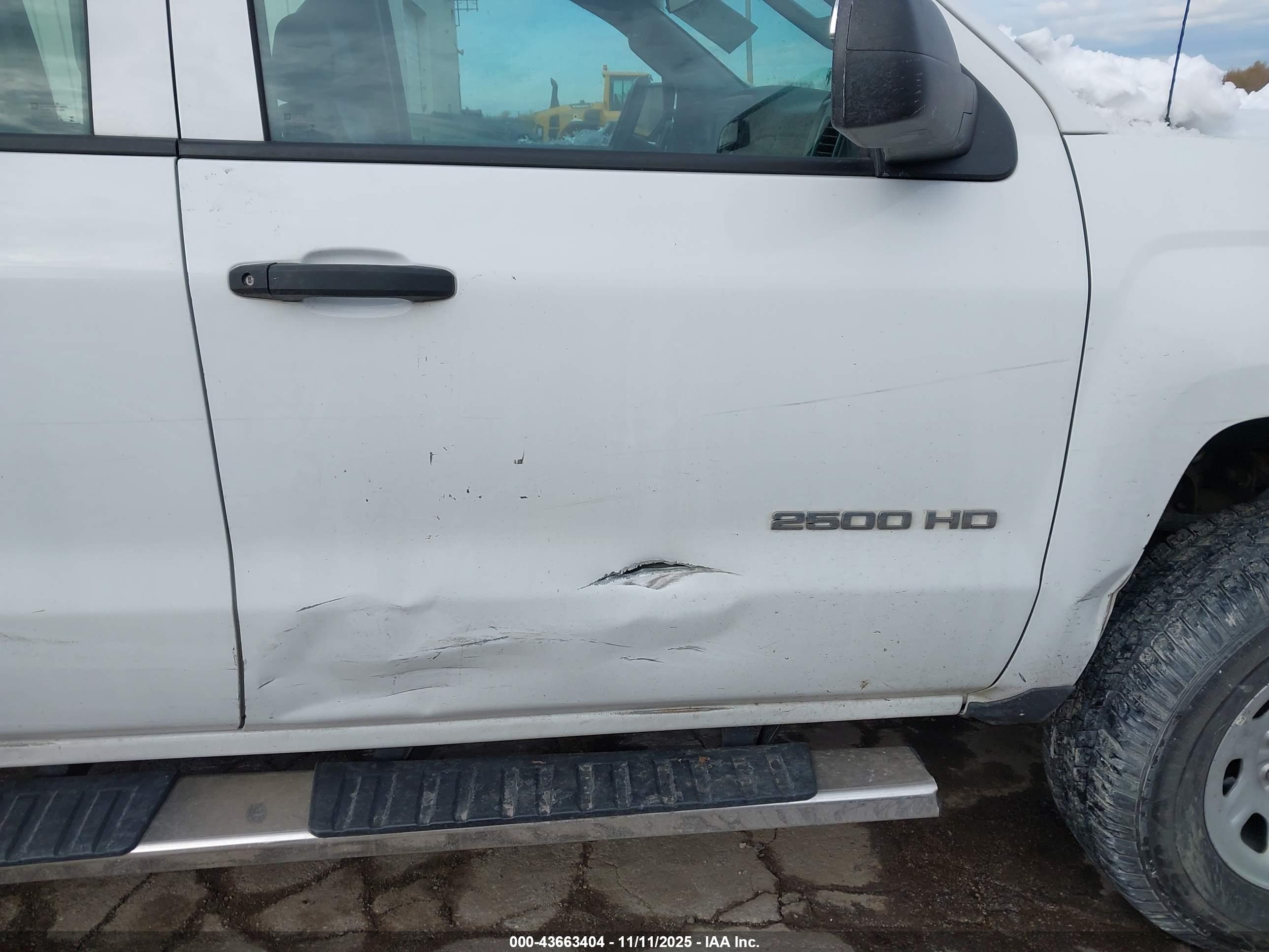CHEVROLET SILVERADO image 6