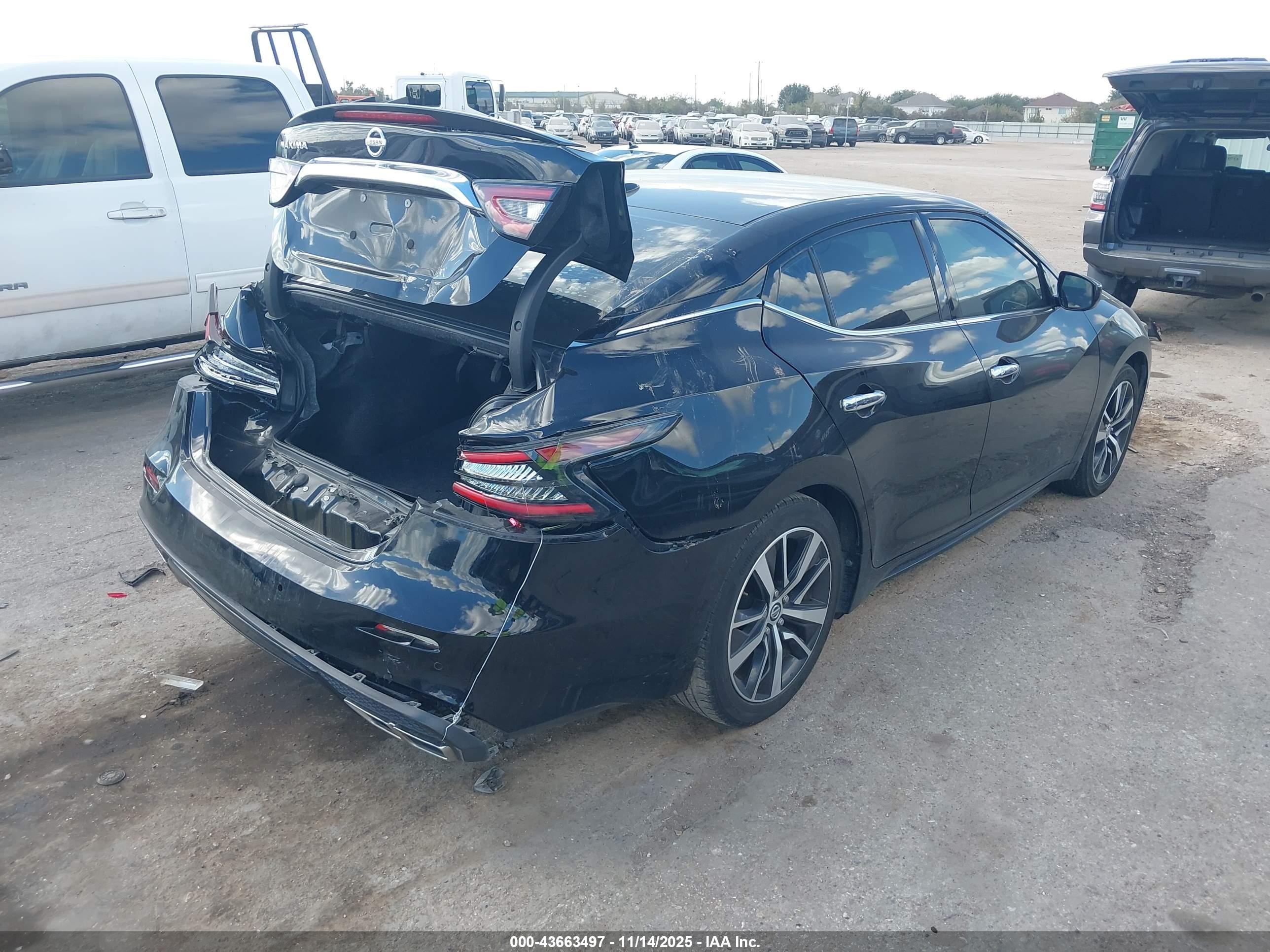 NISSAN MAXIMA image 4