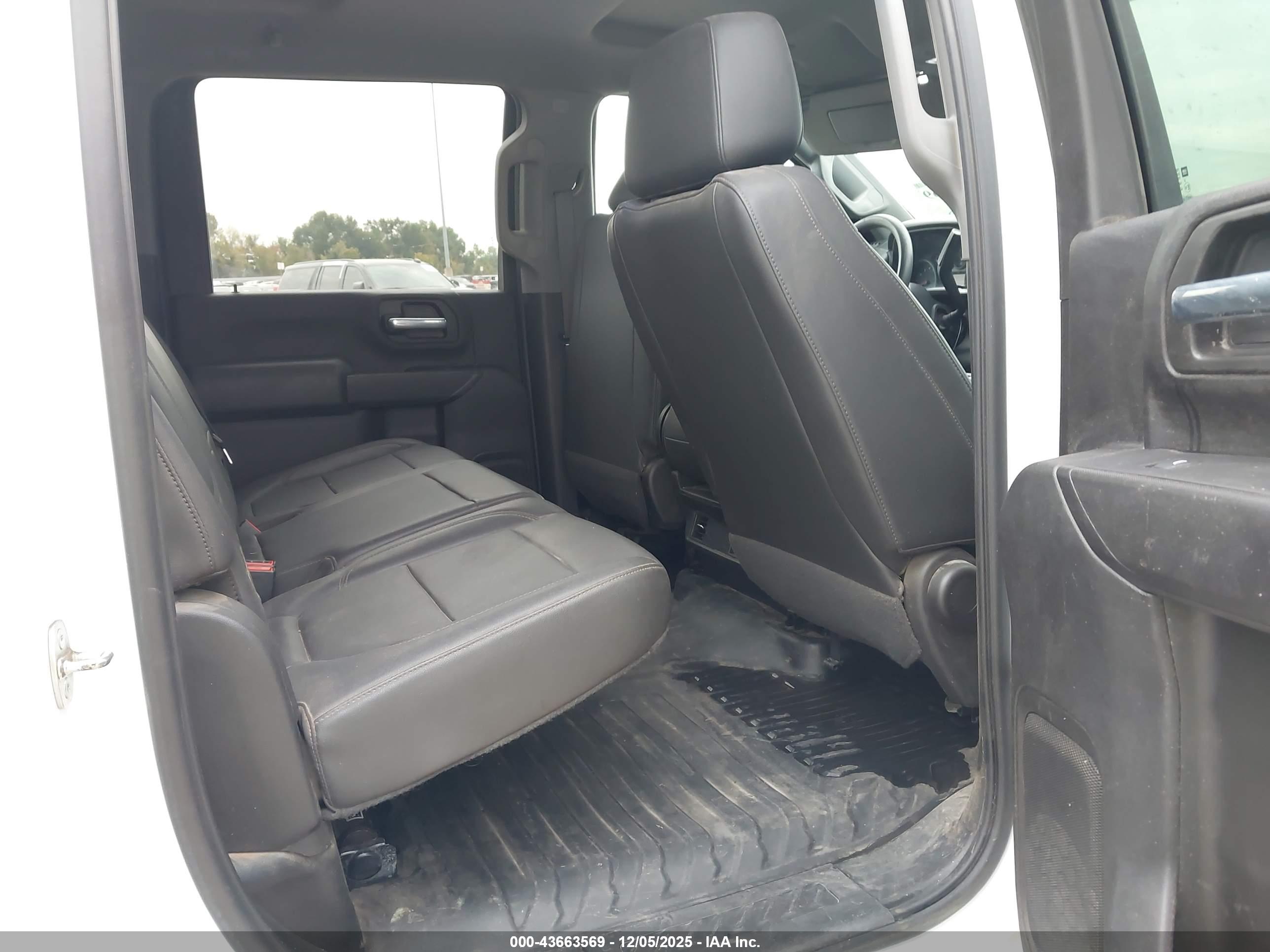 CHEVROLET SILVERADO image 7