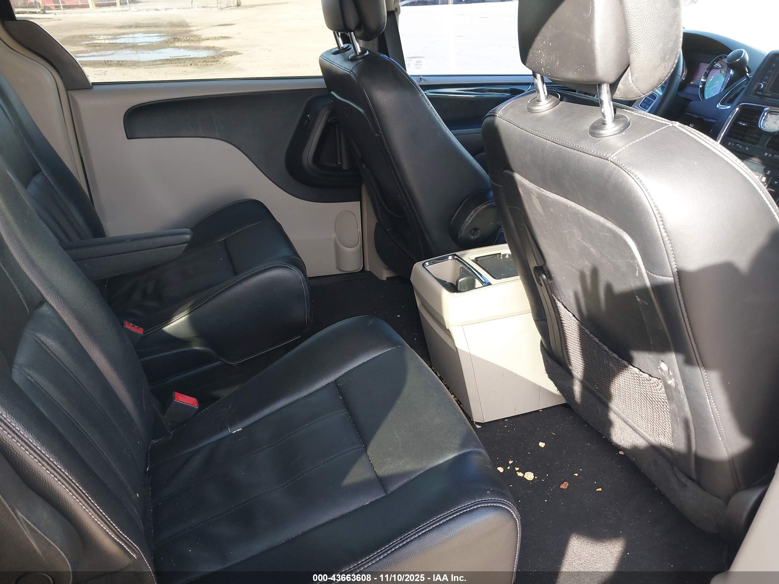 CHRYSLER TOWN image 8
