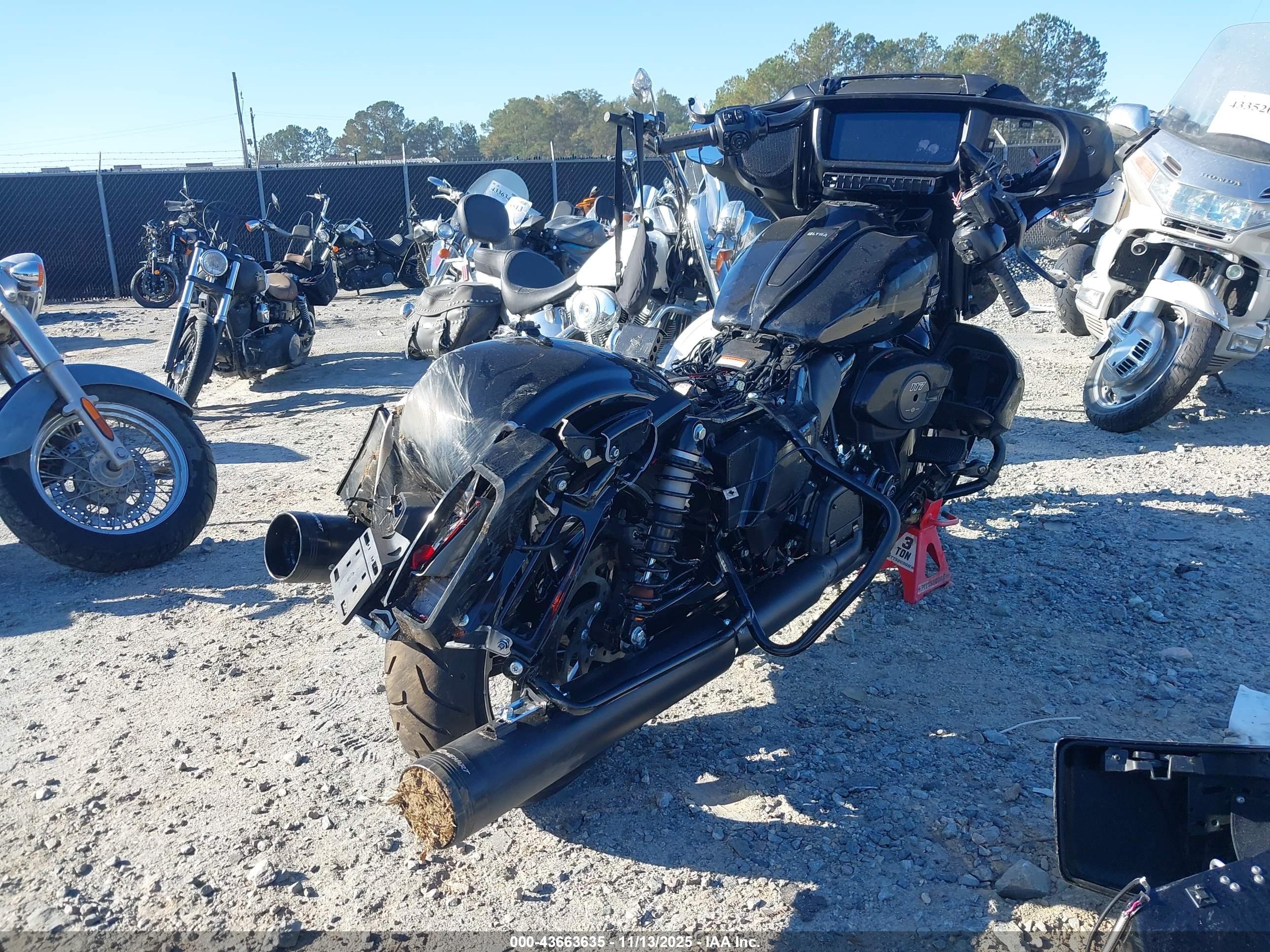 HARLEY-DAVIDSON FLHXU image 4