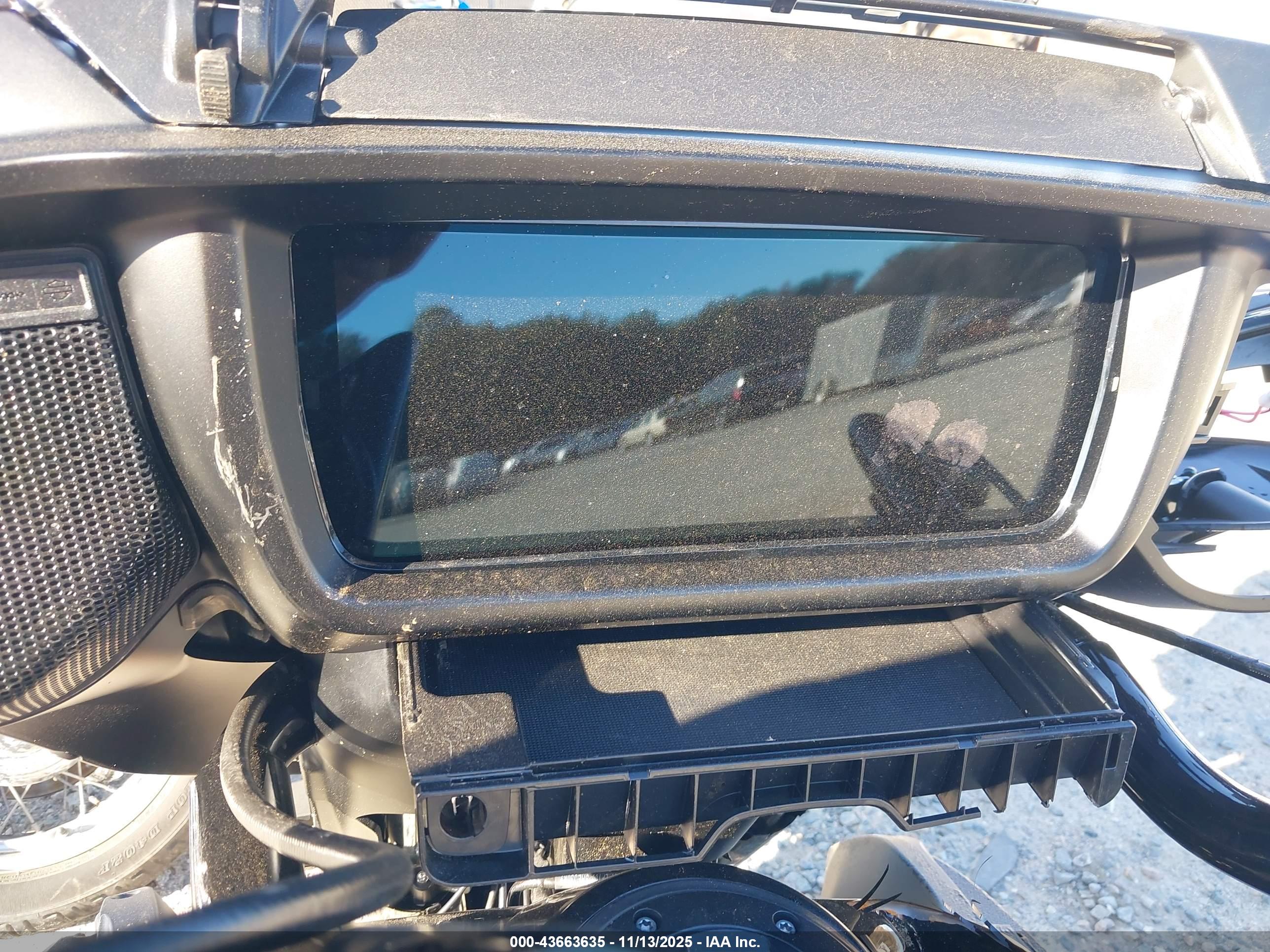 HARLEY-DAVIDSON FLHXU image 7