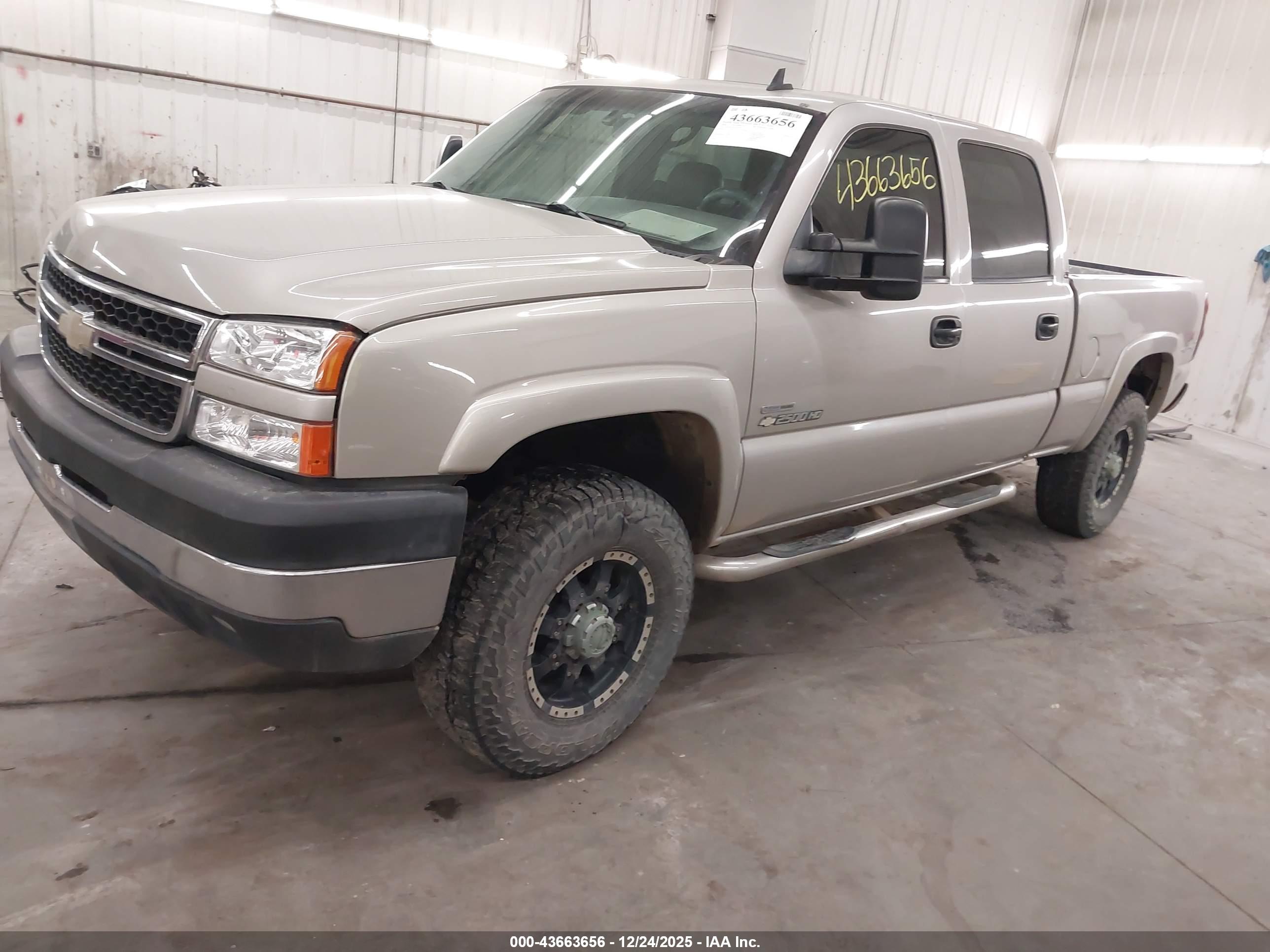 CHEVROLET SILVERADO image 2