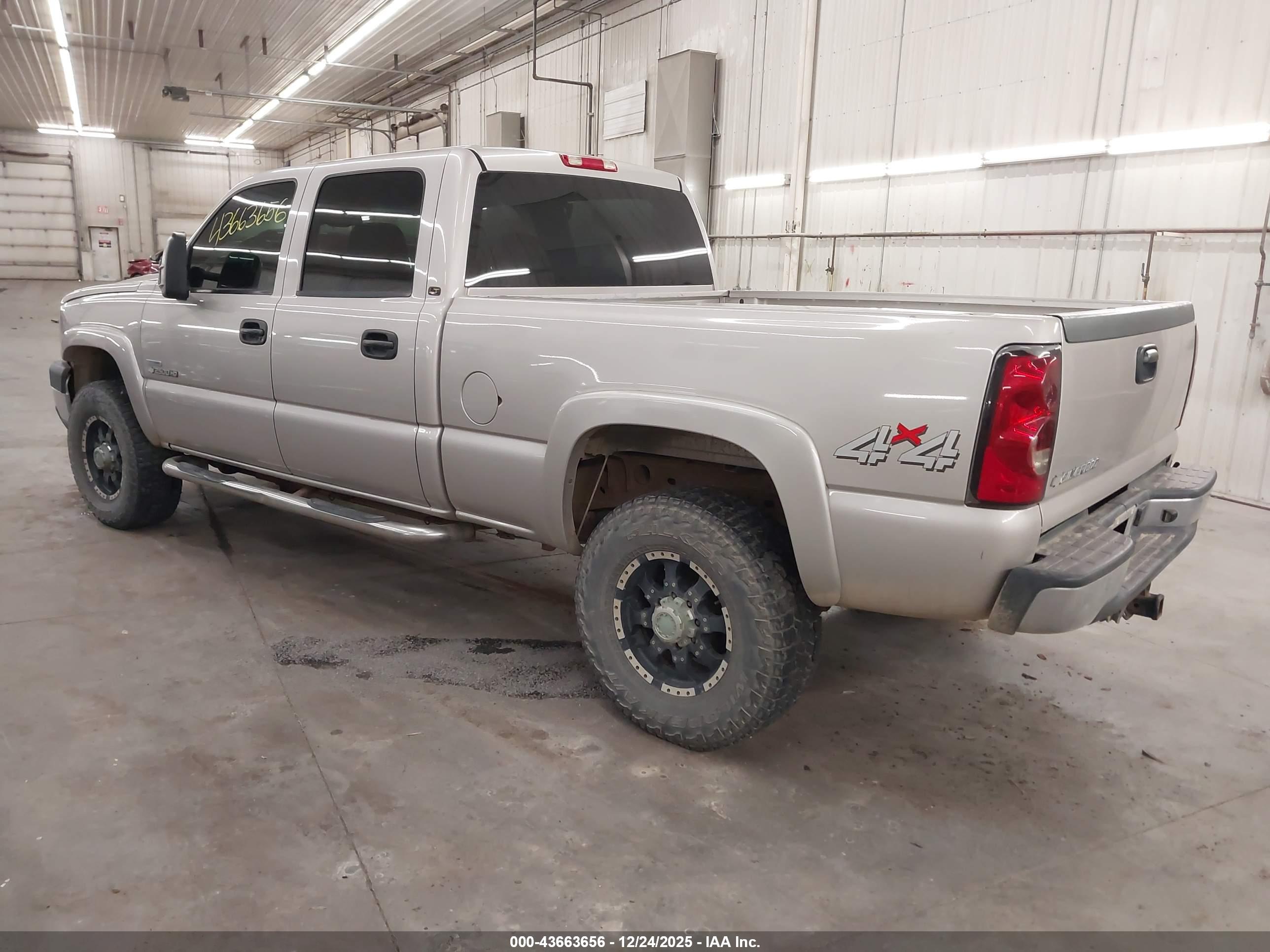 CHEVROLET SILVERADO image 3