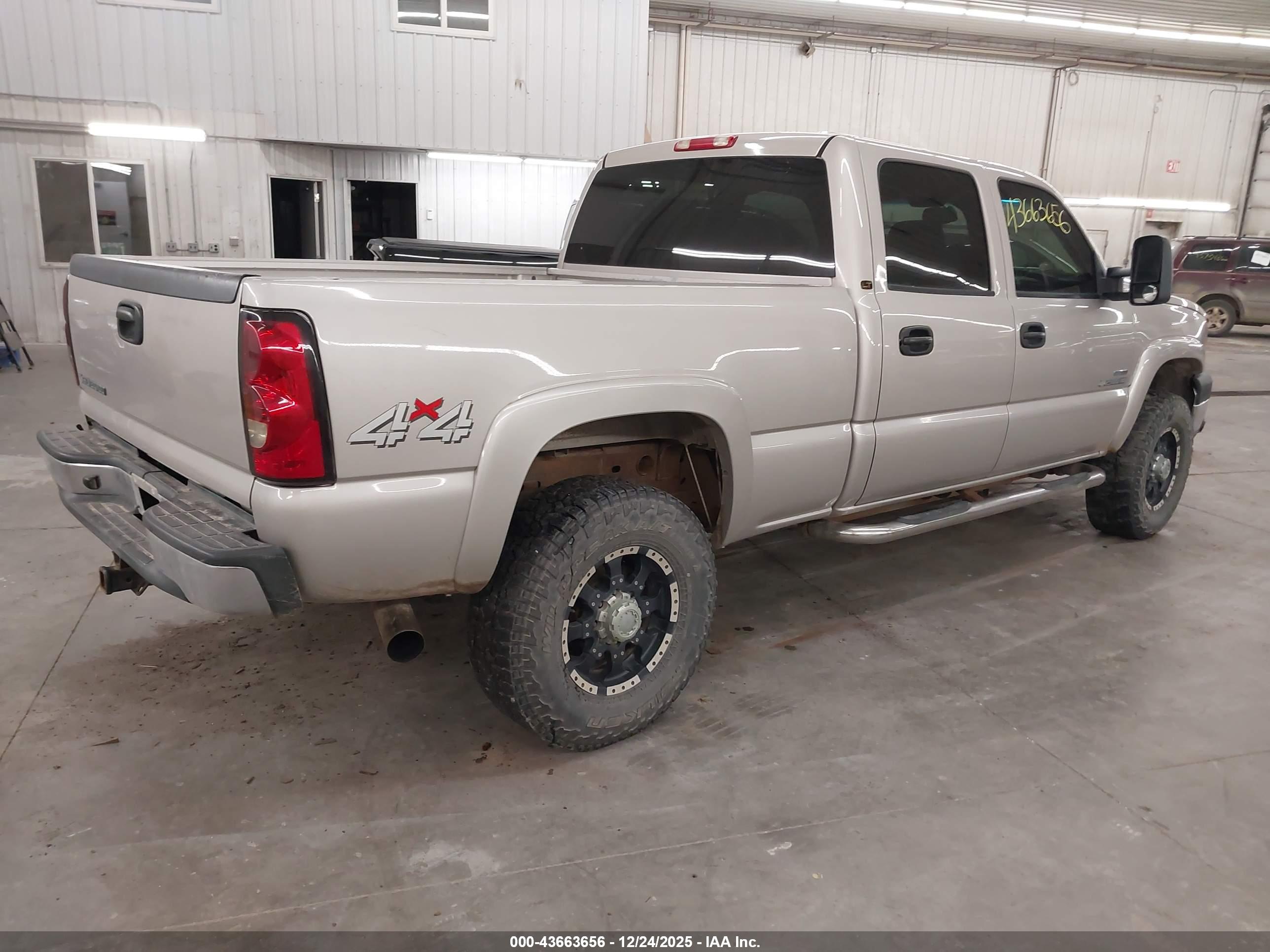 CHEVROLET SILVERADO image 4