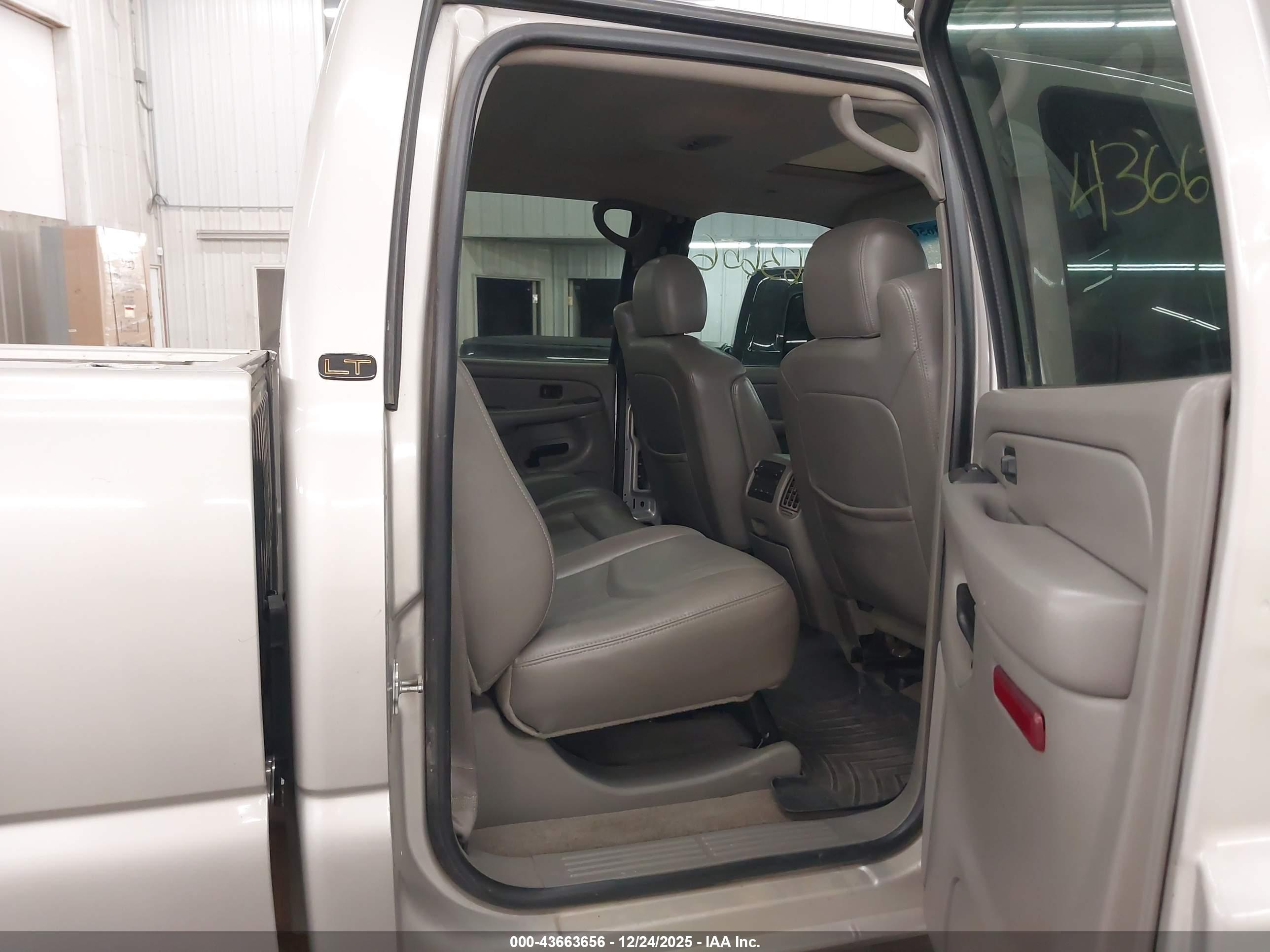 CHEVROLET SILVERADO image 8